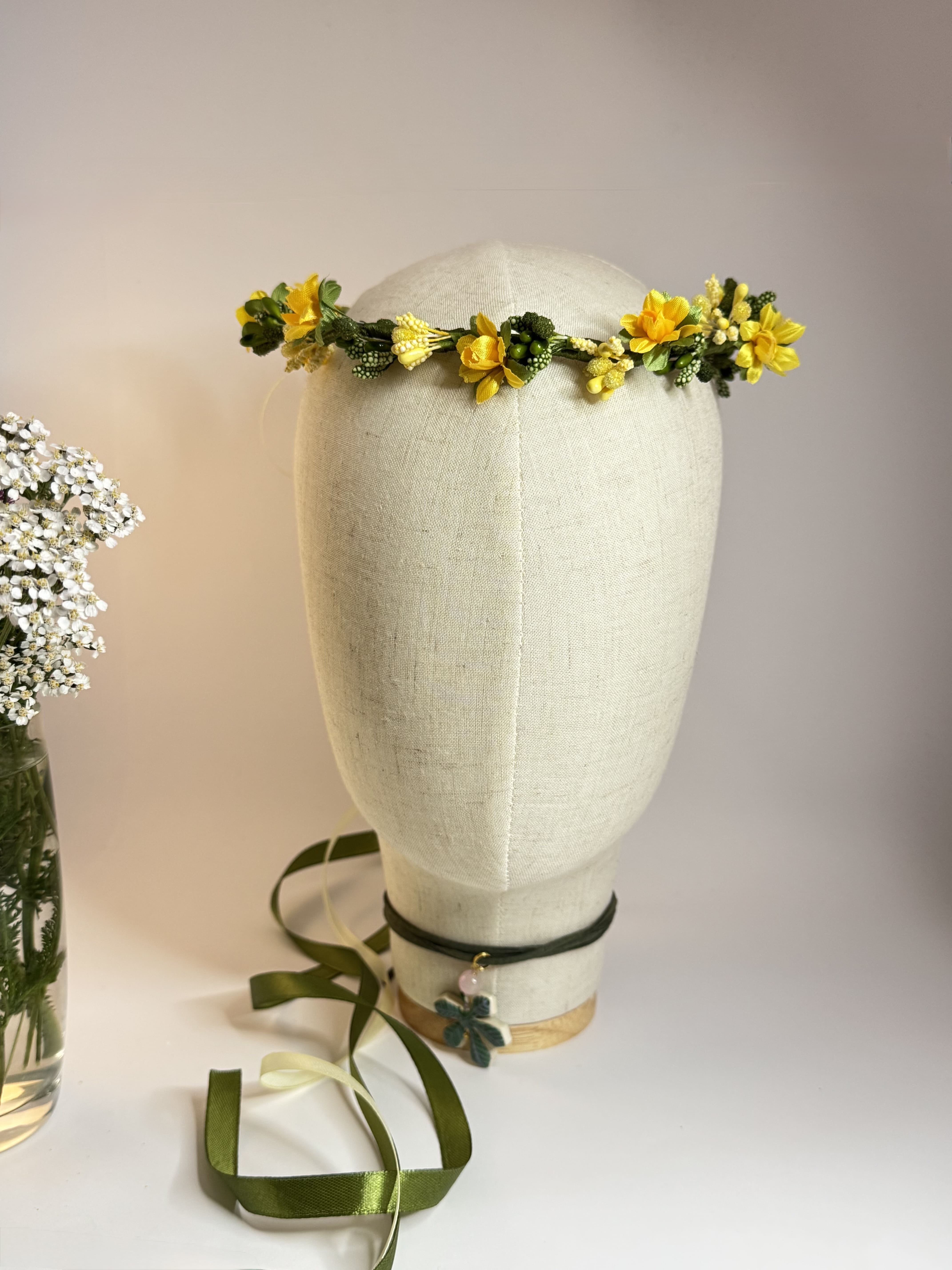 Гілочка для волосся з жовтими квітами та зеленими тичинками