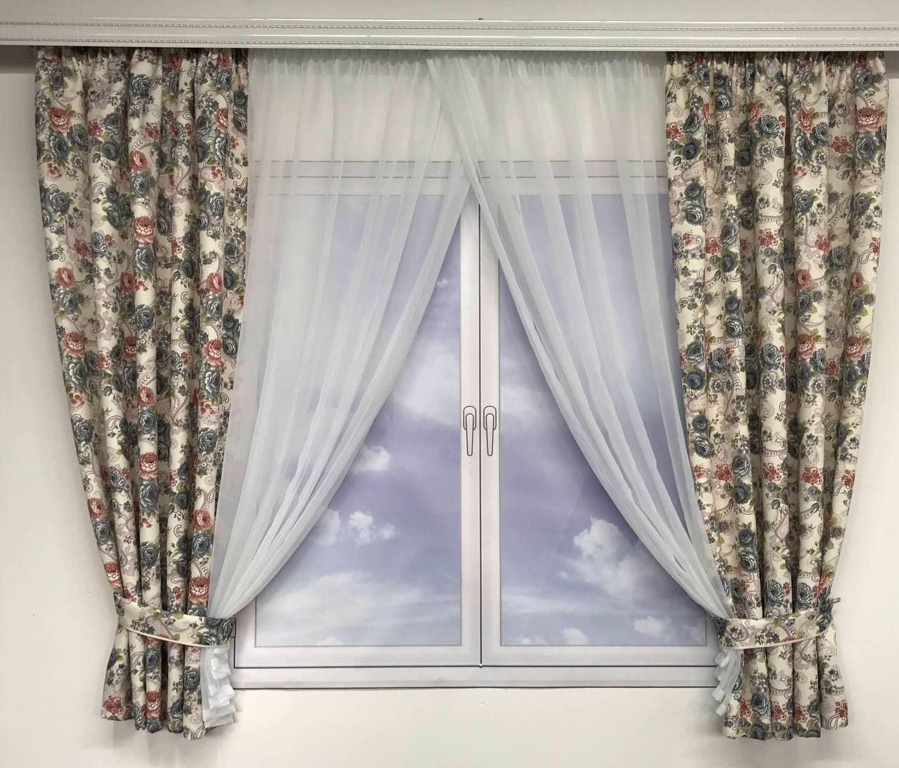 Короткі атласні штори з тюлем з принтом квітів синього кольору на тасьмі