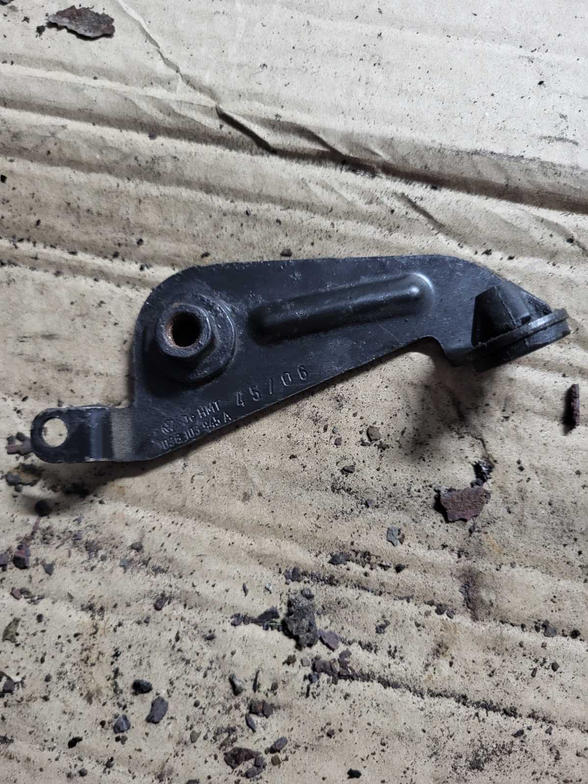 Кронштейн кріплення кришки двигуна Passat B6 2.0 BMP