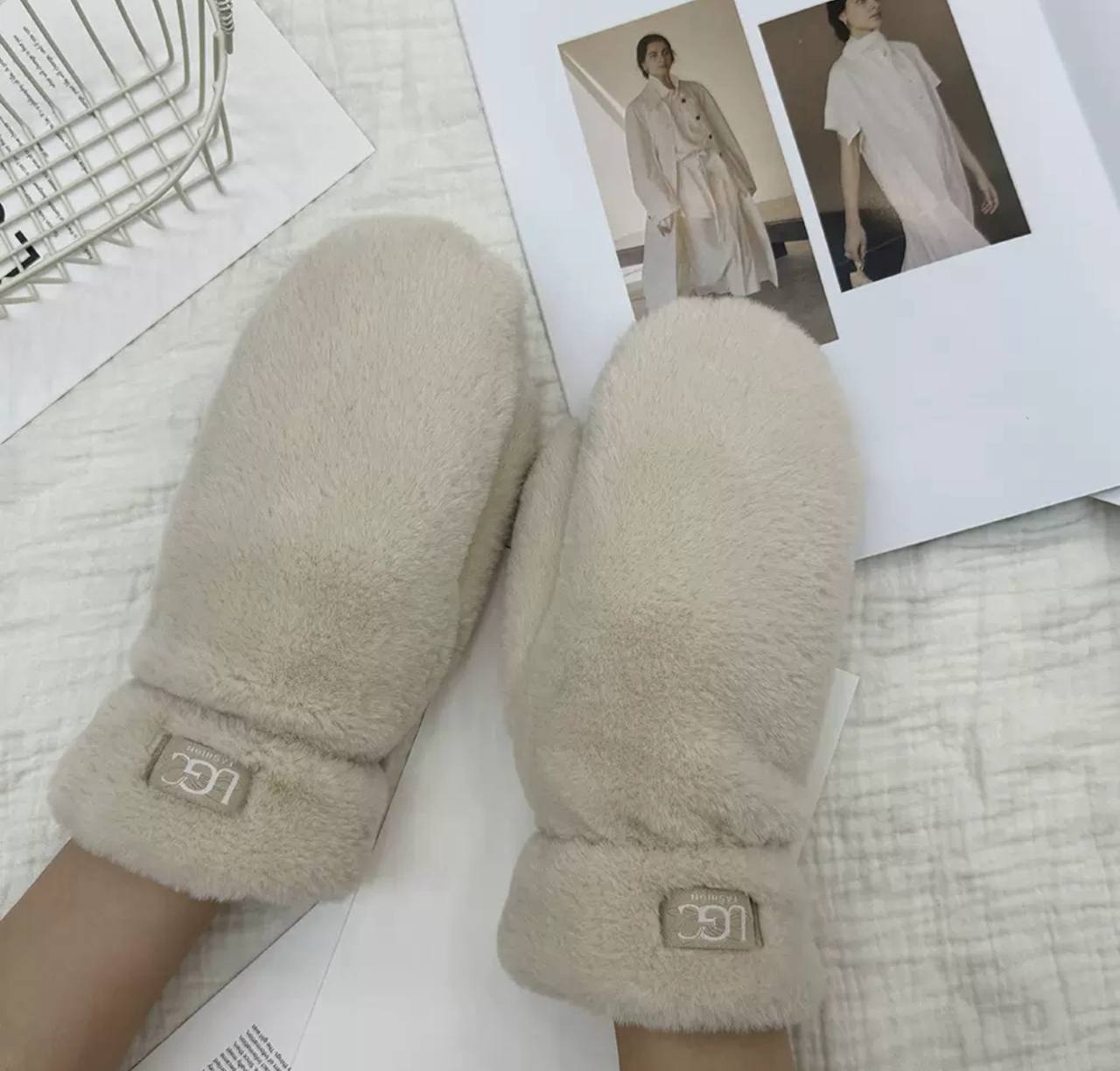 Жіночі пухнасті теплі рукавиці UGC FASHION, молочні