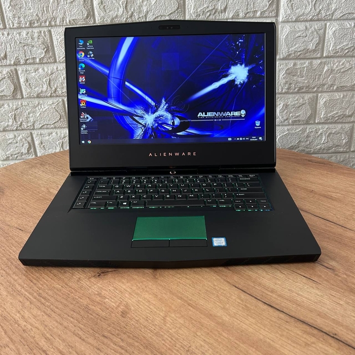 Dell Alienware 15 R3 (i7 7820HK SSD128+HDD1024 GTX1070)