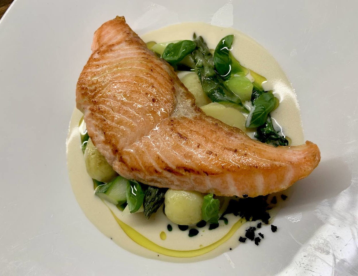 Філе норвезького Лосося зі Спаржею та молодою Картоплею в соусі Bearnaise beurre blanc (300)