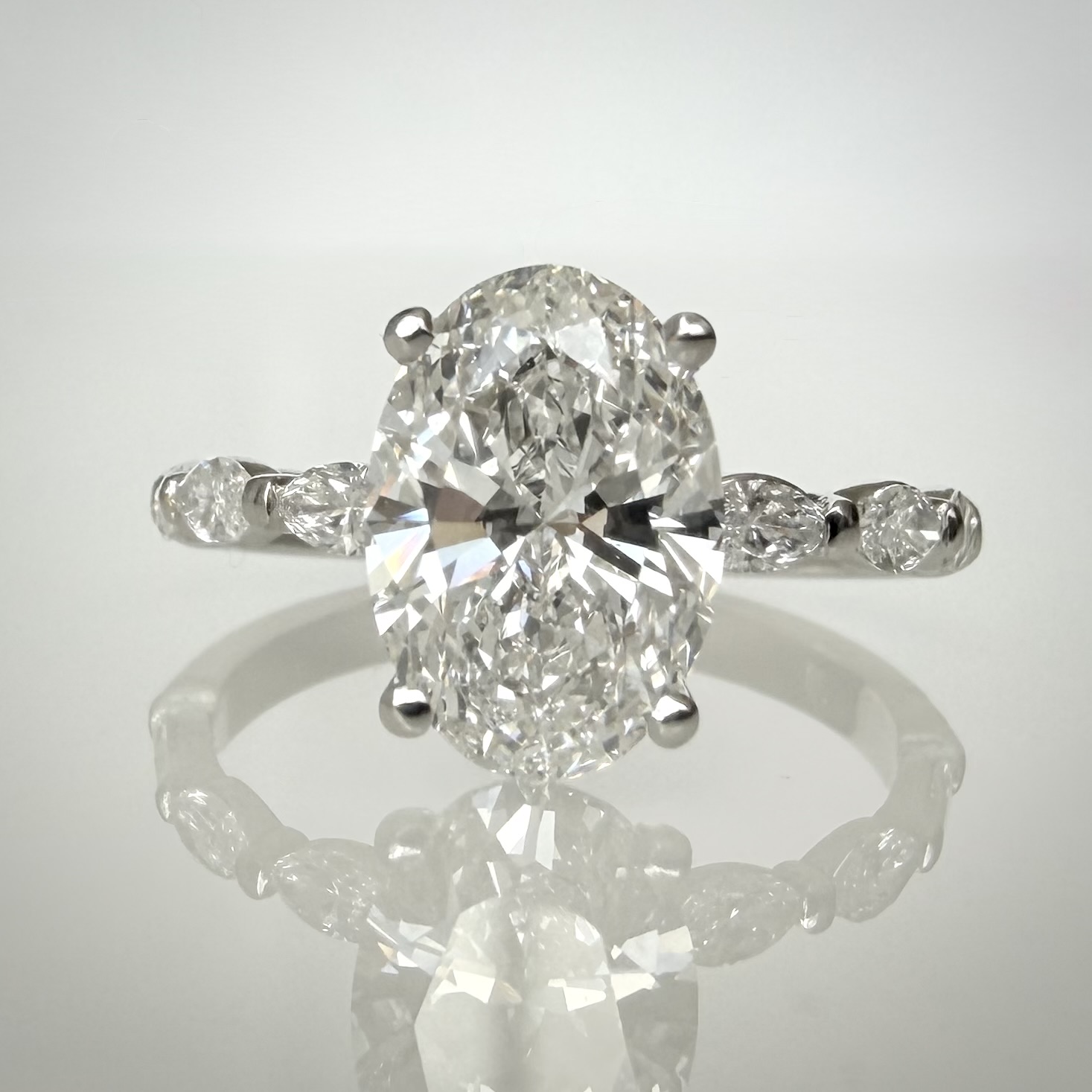 2,42 ct ovaali timanttisormus – IGI E/VVS2 – 14k valkokulta