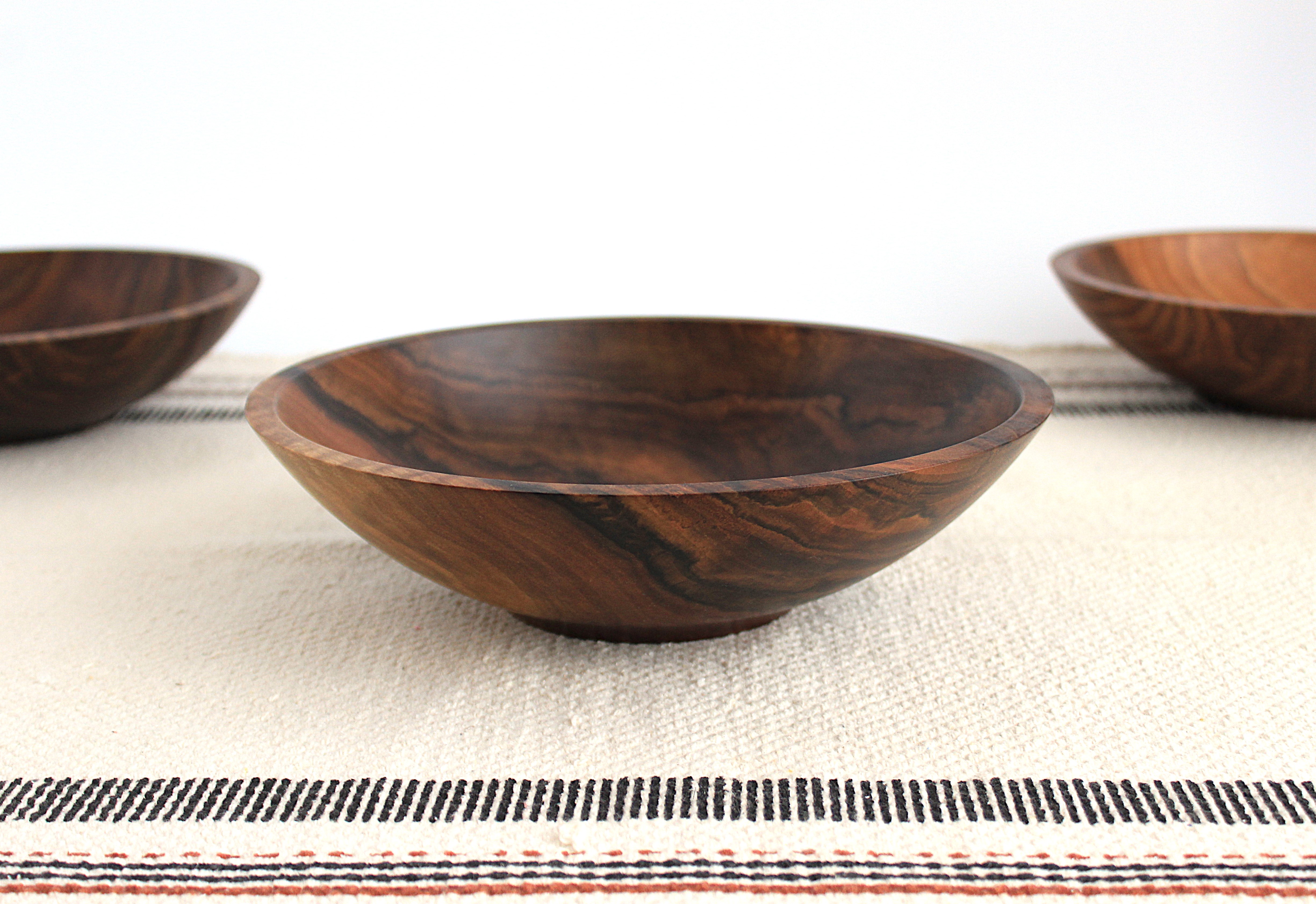 Салатник з натурального, цільного горіха ручної роботи