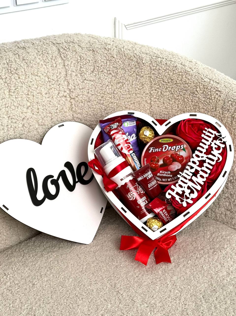 Серце Love з червоними піонами  (d 21 см)