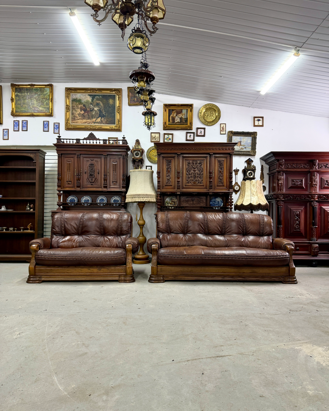 Коричневий шкіряний гарнітур 3-2 з елементами ротанга