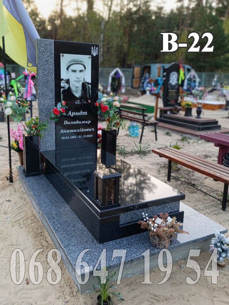Пам’ятник В-22 лаконічний прямокутний для військового з високими вазами