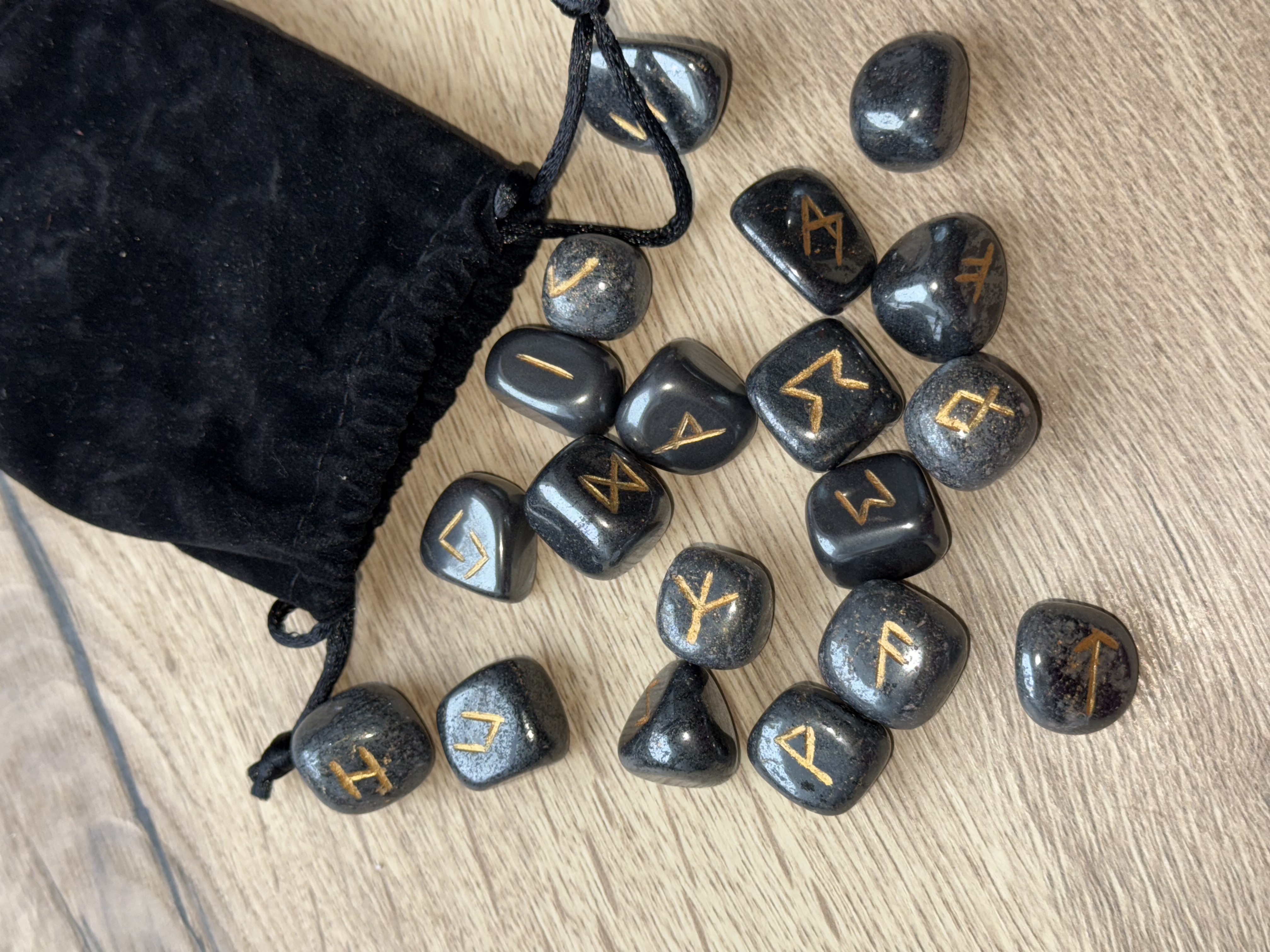 Руни з Гематиту