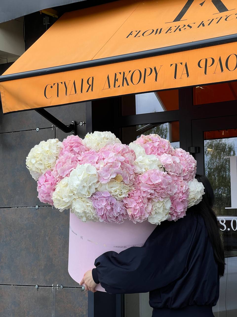 Білі та рожеві гортензії у об'ємній коробці