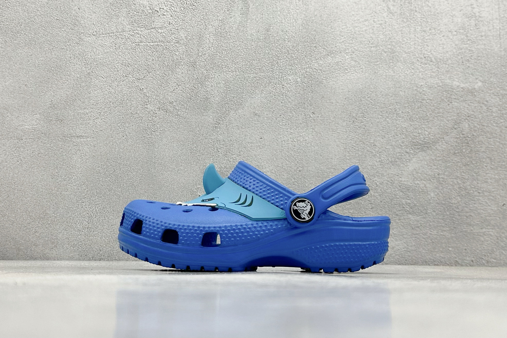 Buty dziecięce Crocs w wersji 120K z motywem kreskówkowym