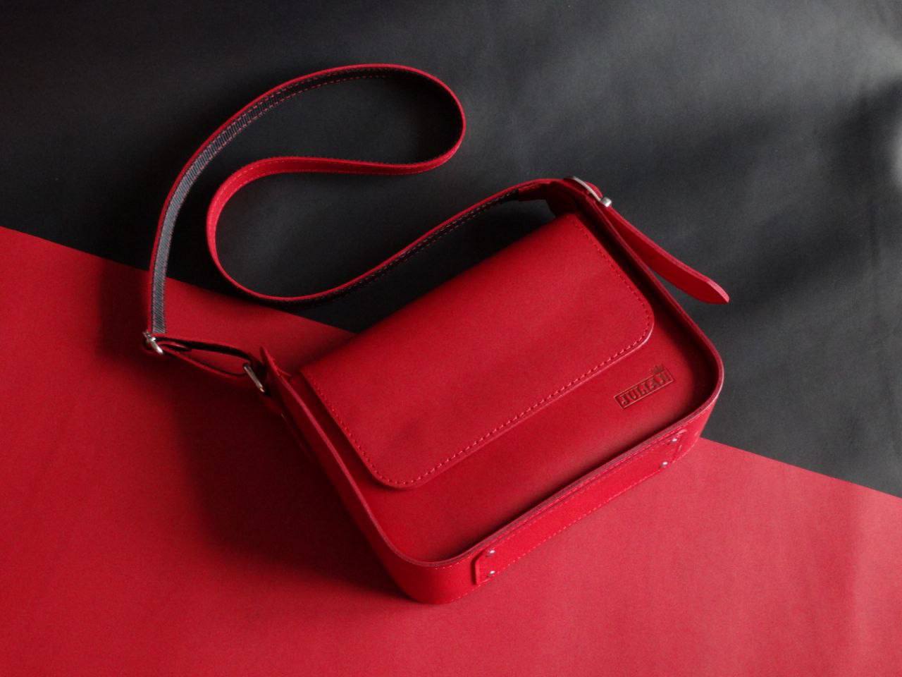 Жіноча шкіряна сумка-месенджер «Red Passion»