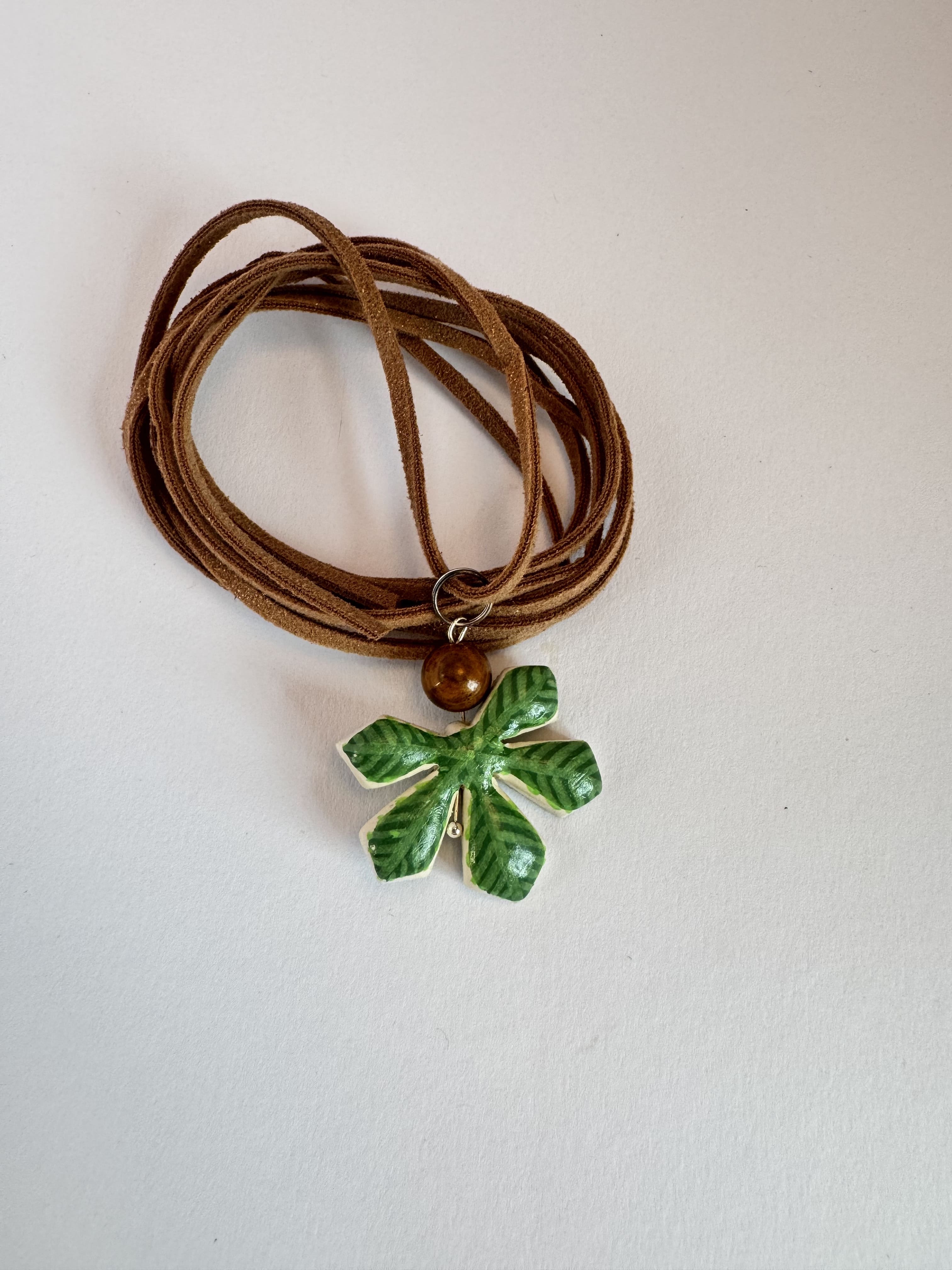 Підвіска на шию «Каштановий листочок»