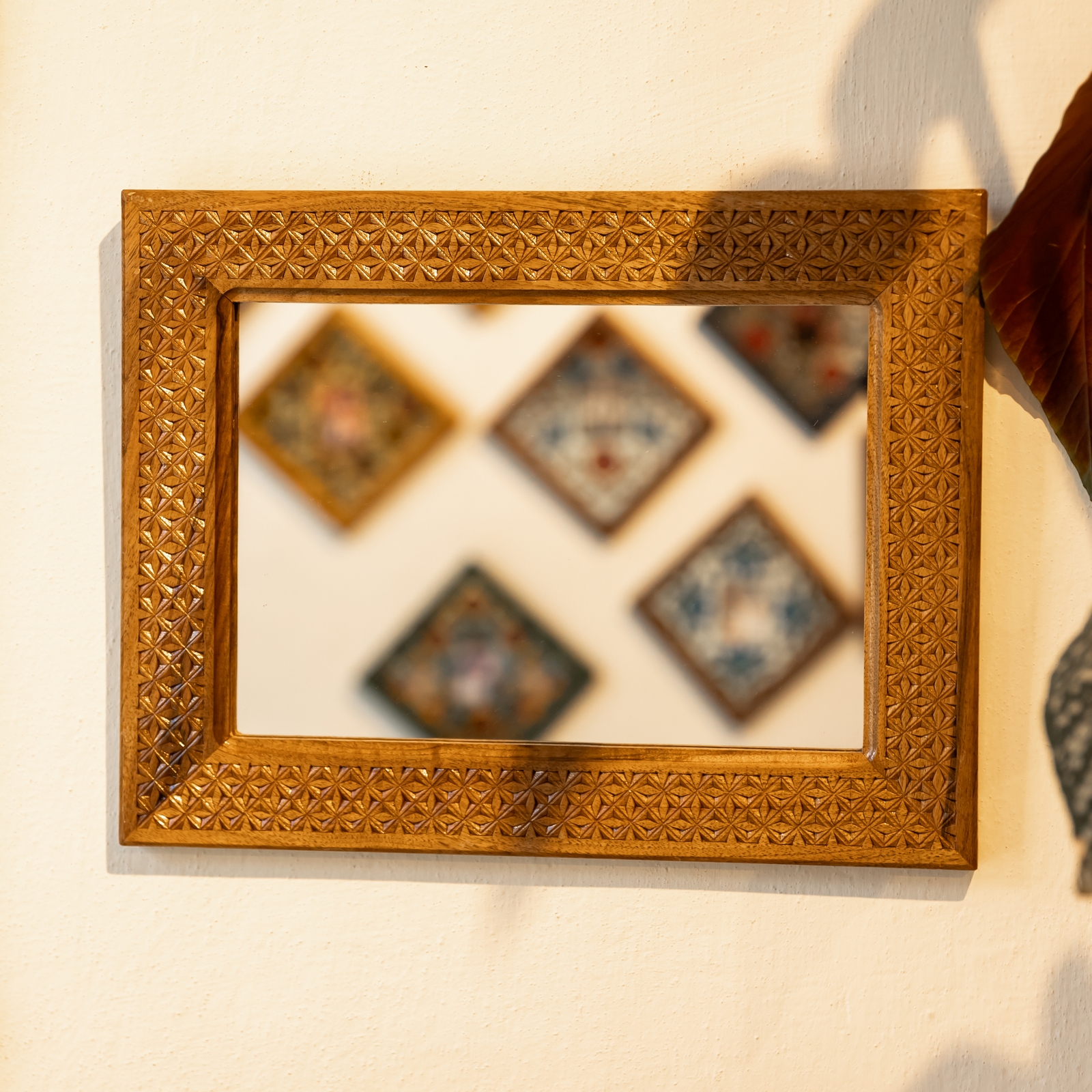 Дзеркало дерев'яне декороване гуцульською різьбою,38,5*30 см