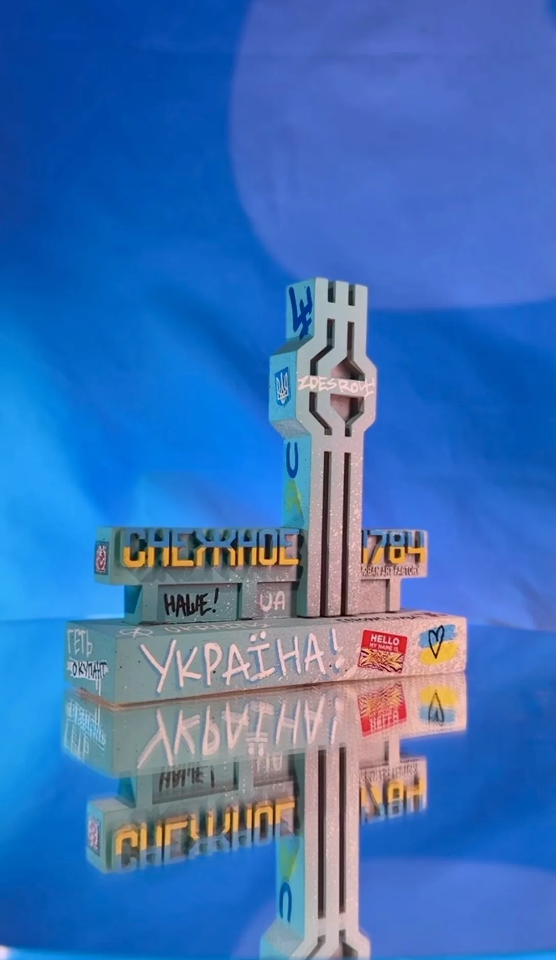 Стела міста Сніжне (Снежное) у патріотичному графіті