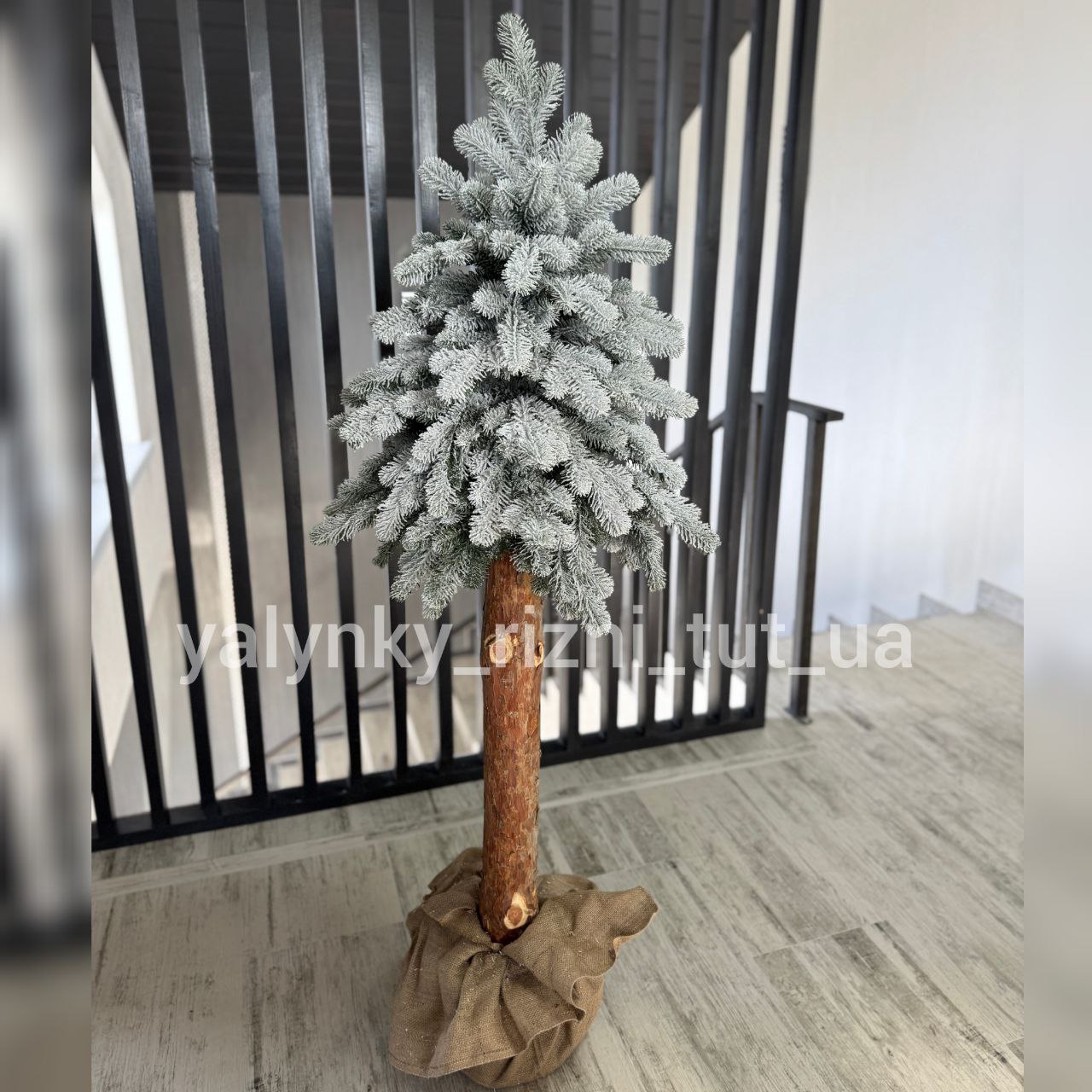 Ялинка "Скандинавська Преміум" Засніжена Лита на дерев'яному штамбі