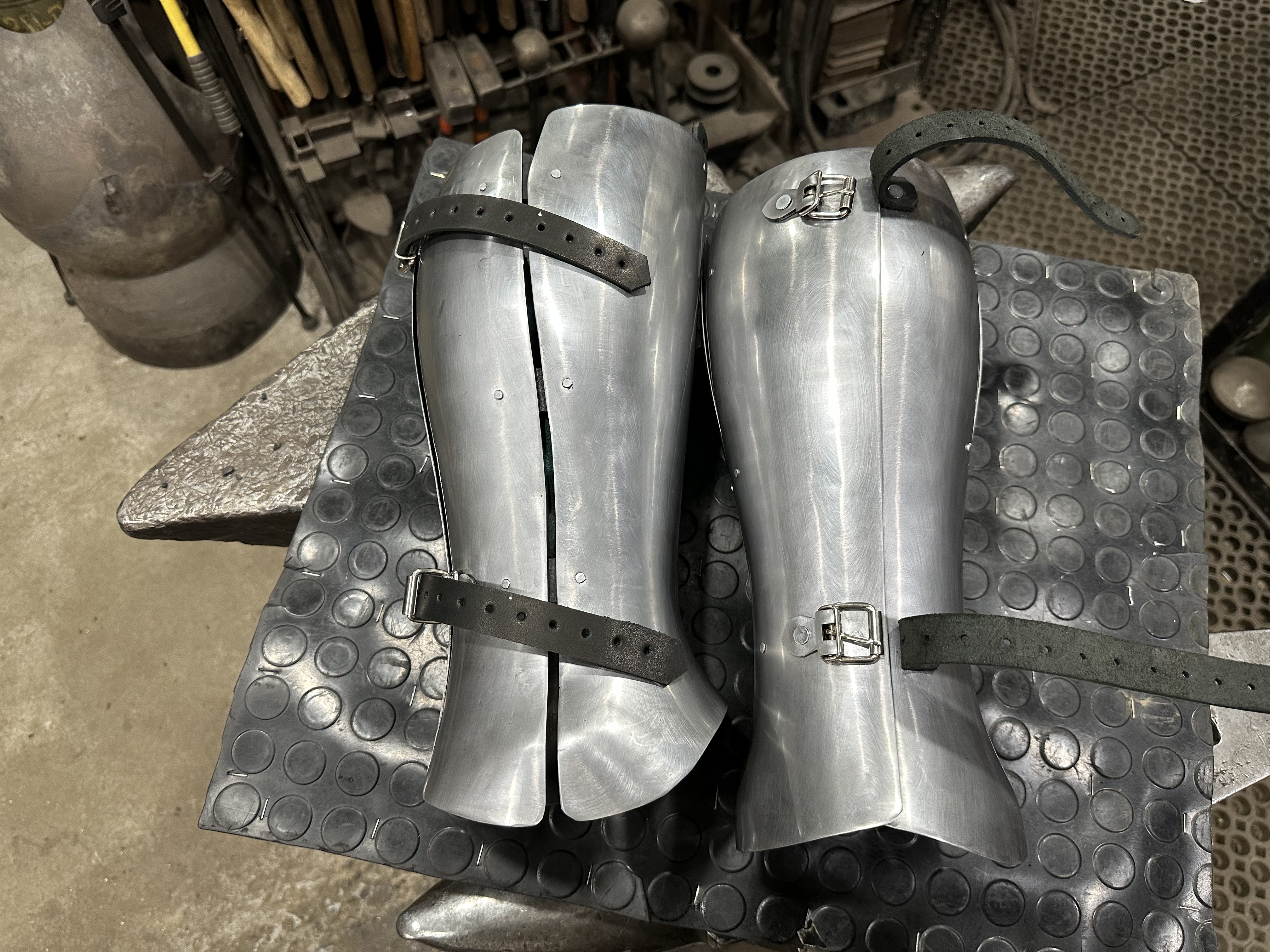 Legs greaves three segmented