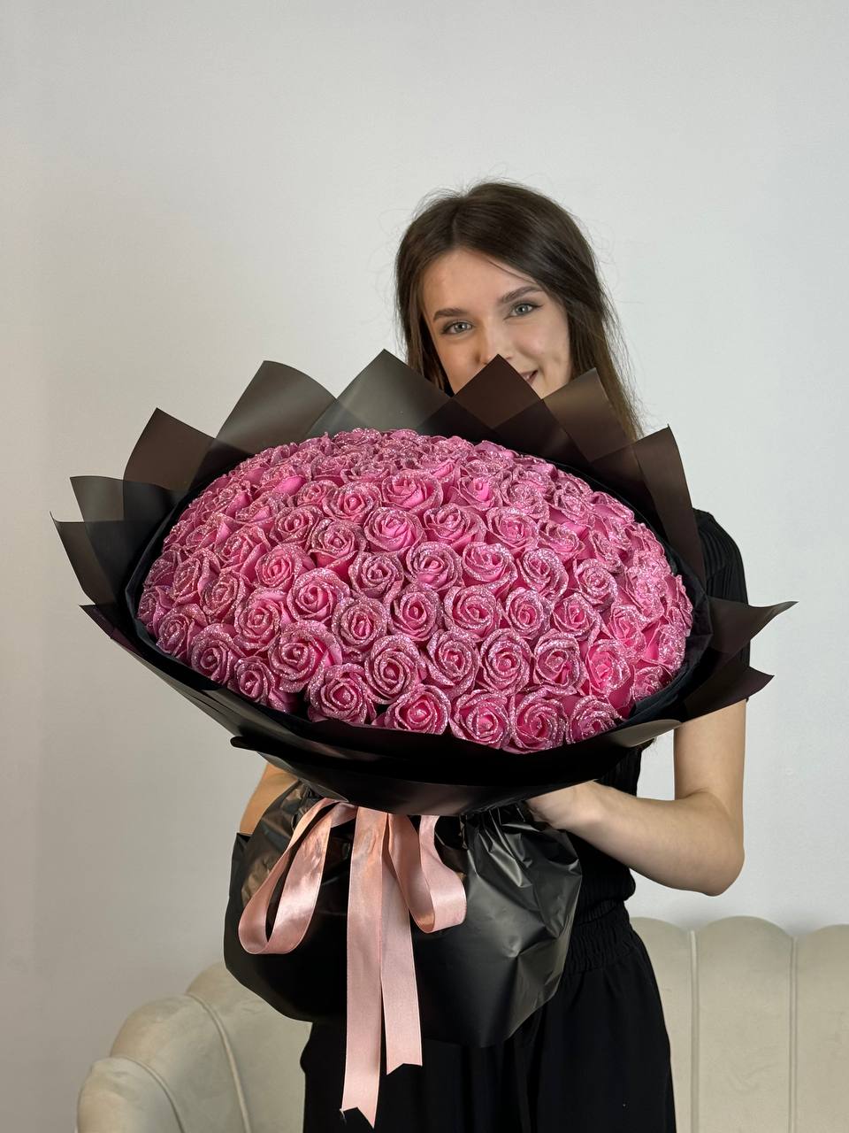 Рожевий букет на 101 троянду в упакуванні трикутниками💗