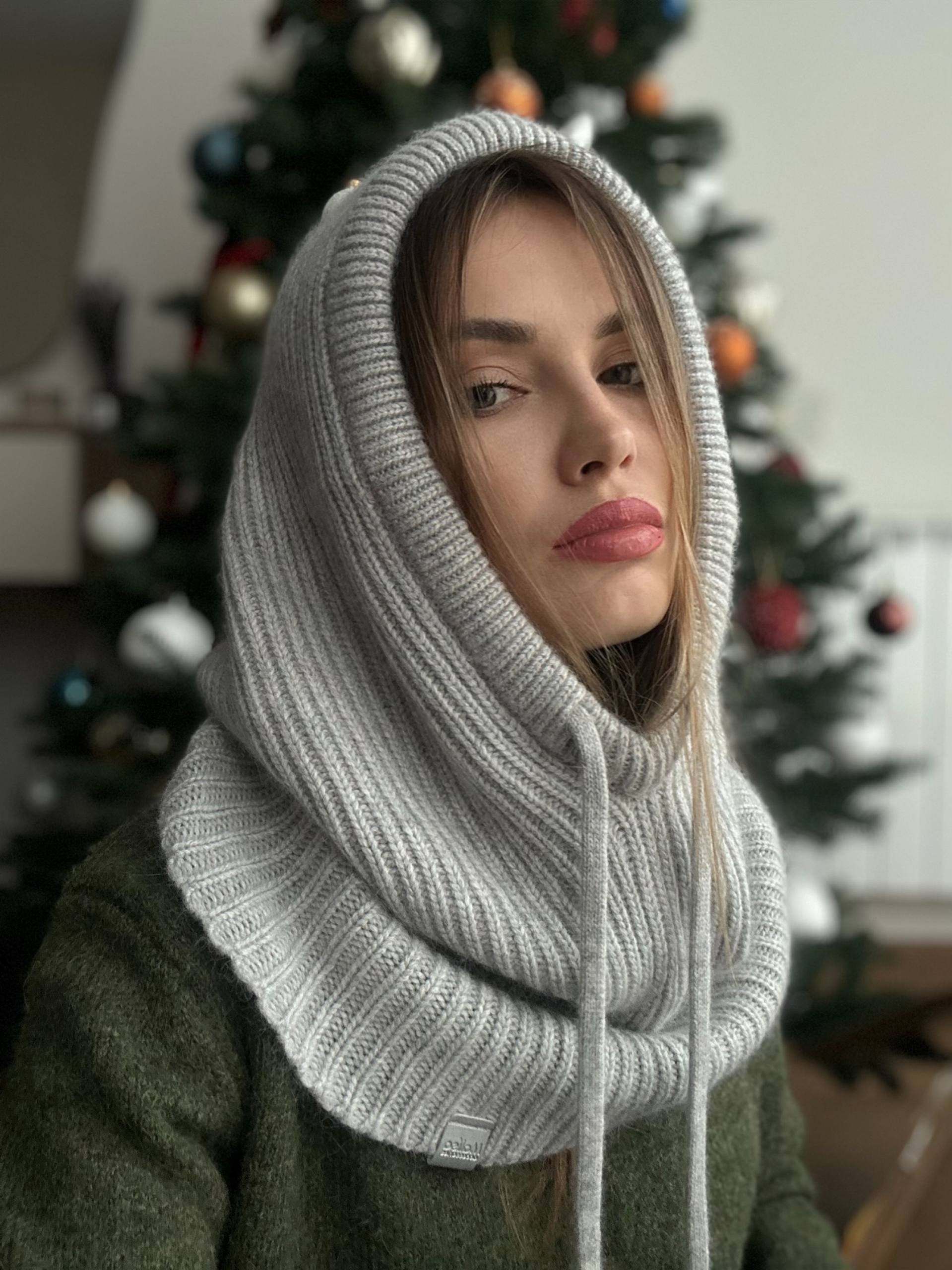 Капор крупної пряжі світло-сірий