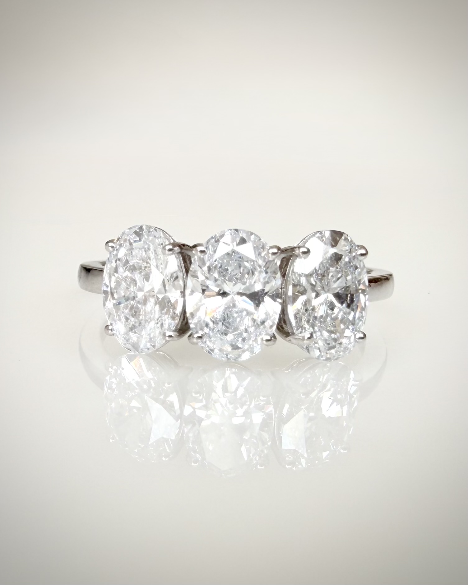 14K valkokultainen ovaali trilogy-timanttisormus 2,24 ct