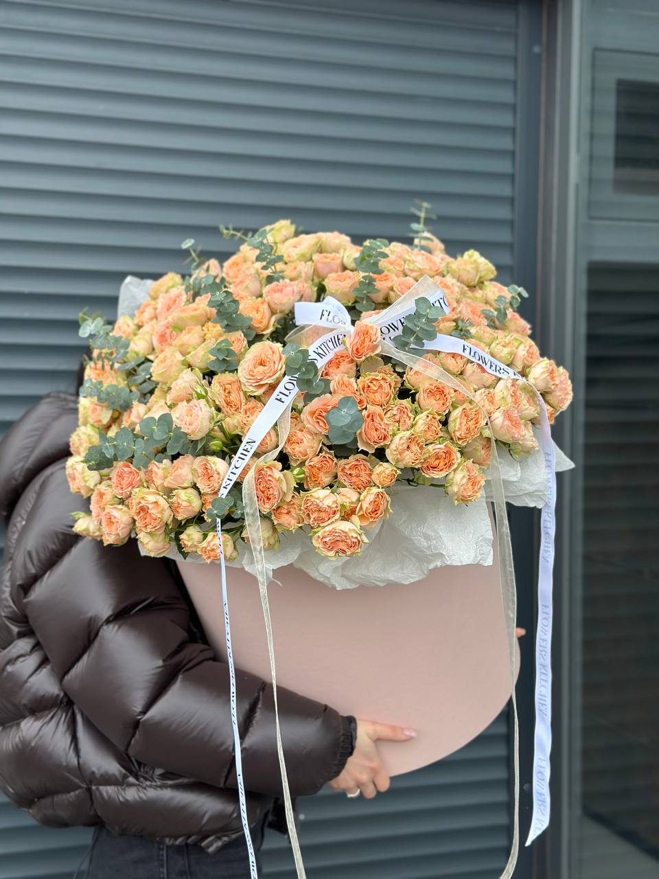 Коробка кущових троянд з евкаліптом