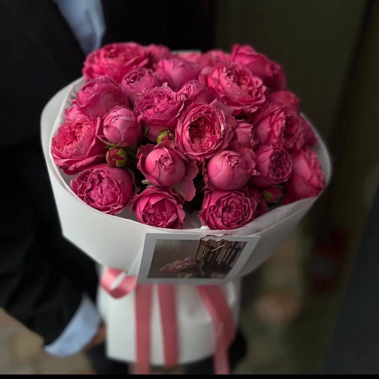 Моно букет піоновидних кущових троянд малинового відтінку