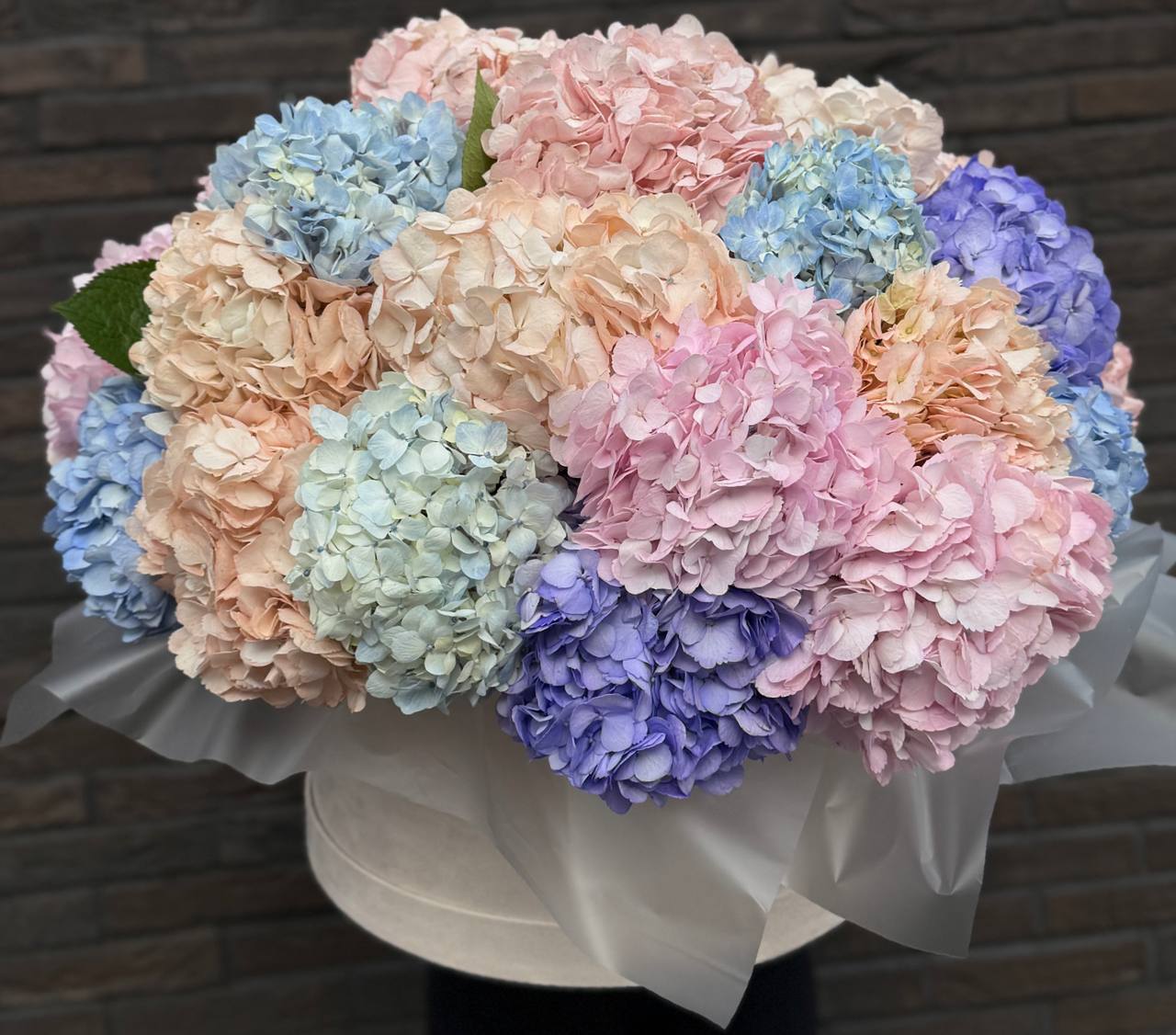 Різнобарвна композиція із гортензії