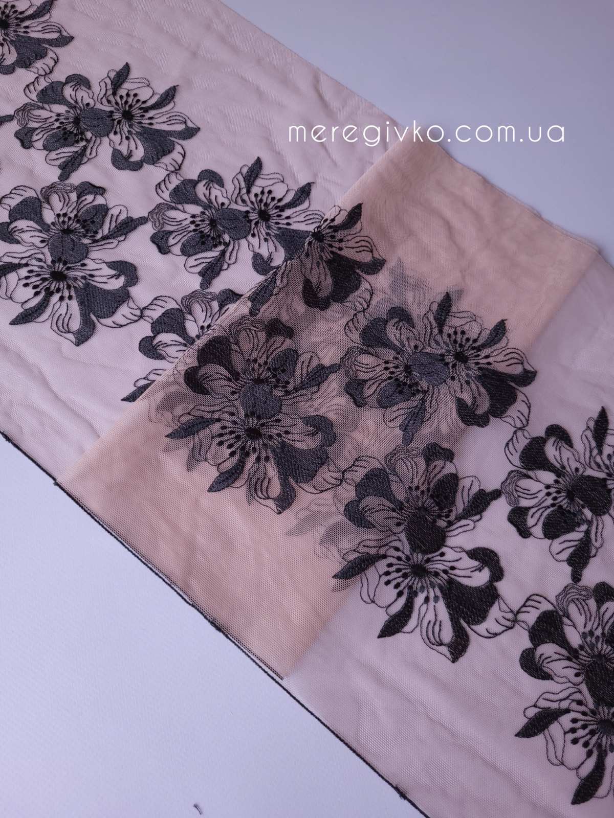 Вишивка на сітці "Charcoal Blossom"