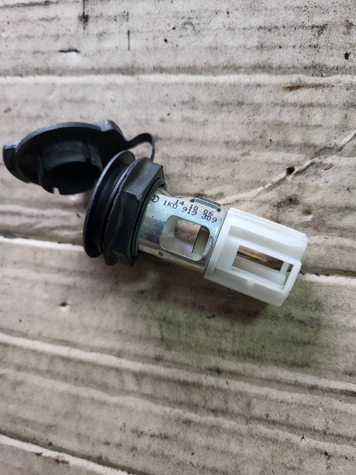 Прикурювач в багажнику Passat B6