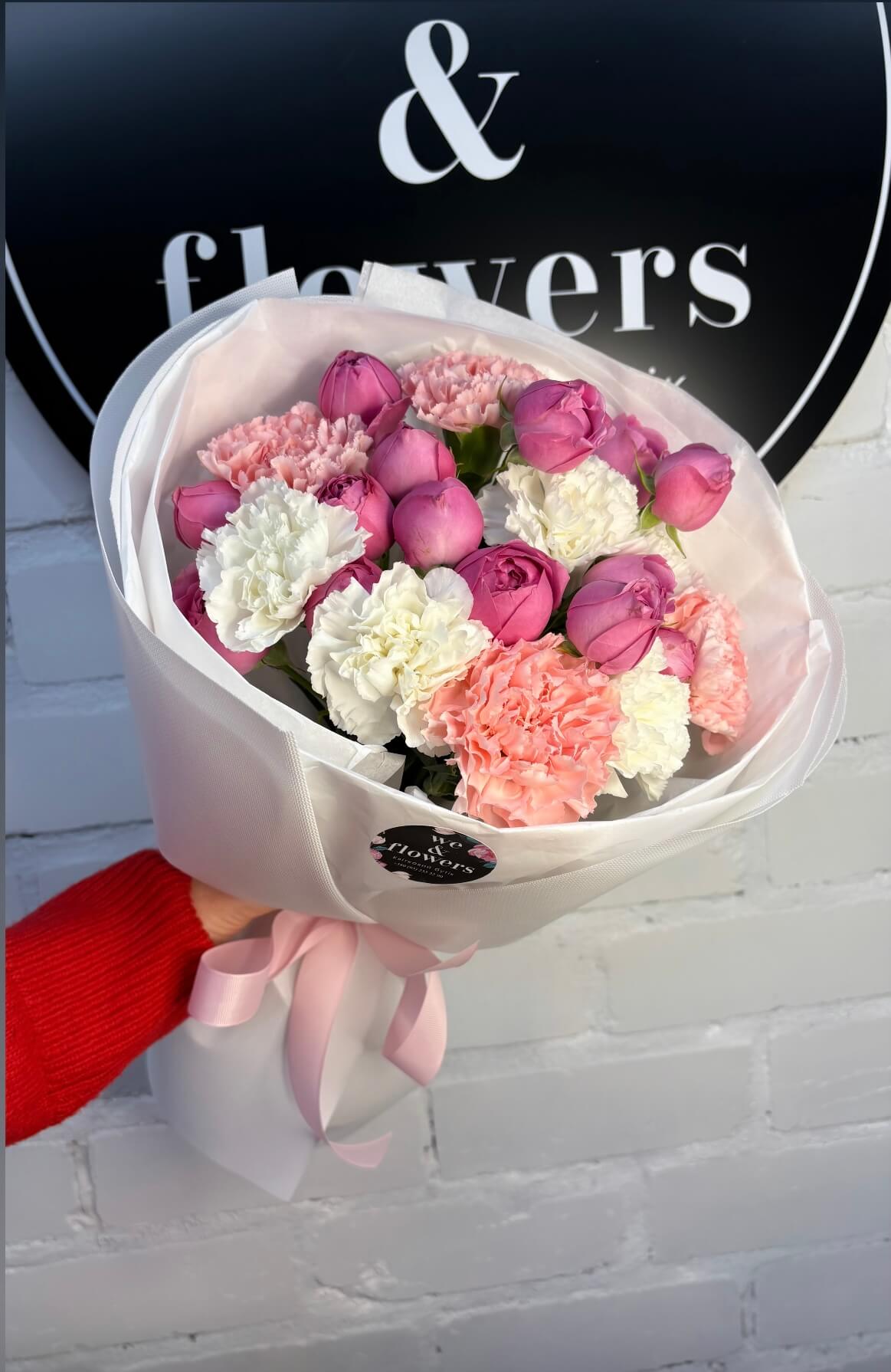 Букет мікс троянди та діантусів