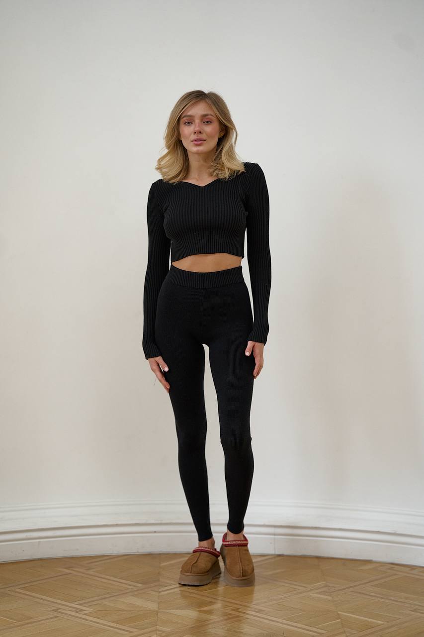 В'язаний укорочений топ з довгим рукавом 