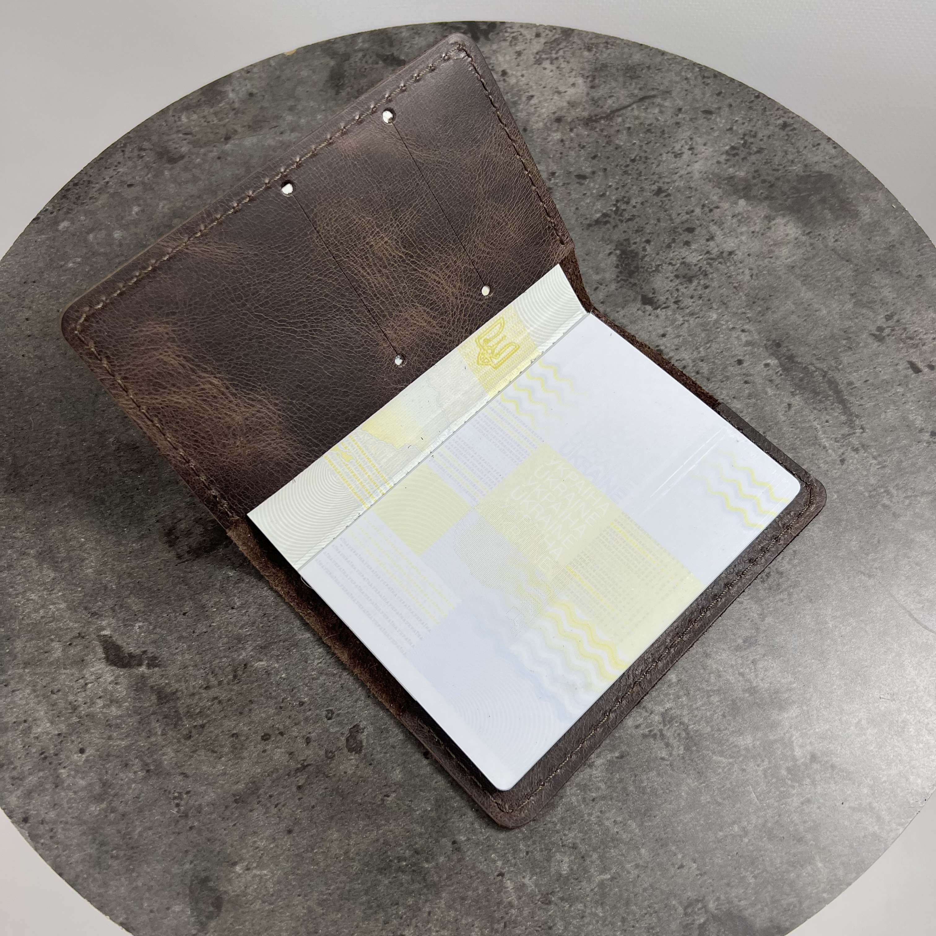 Шкіряна обкладинка на паспорт з отворами для карток