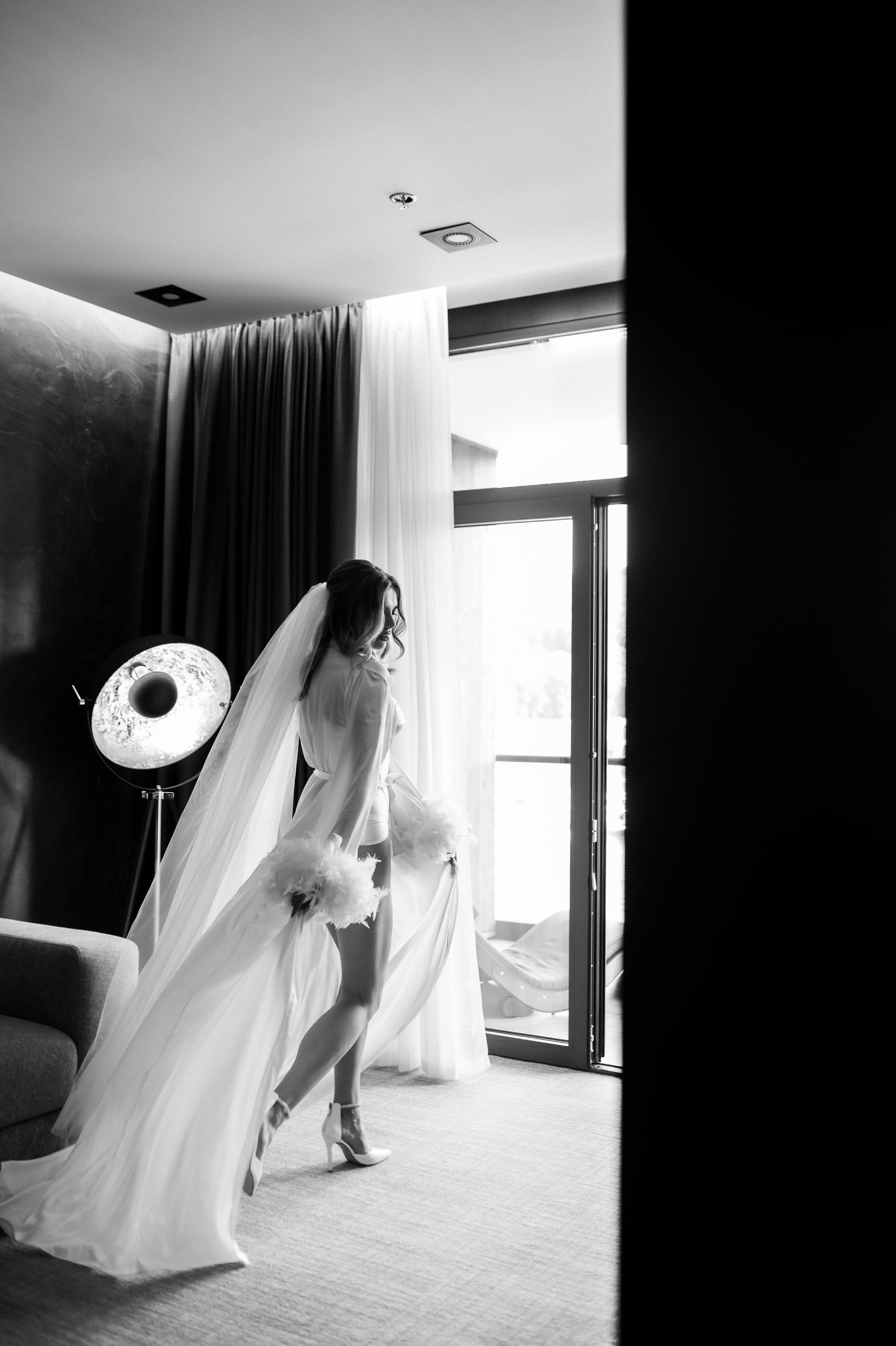 Халат з пір'ям та зі шлейфом / Bathrobe with feathers and a train / Халат с перьями и шлейфом
