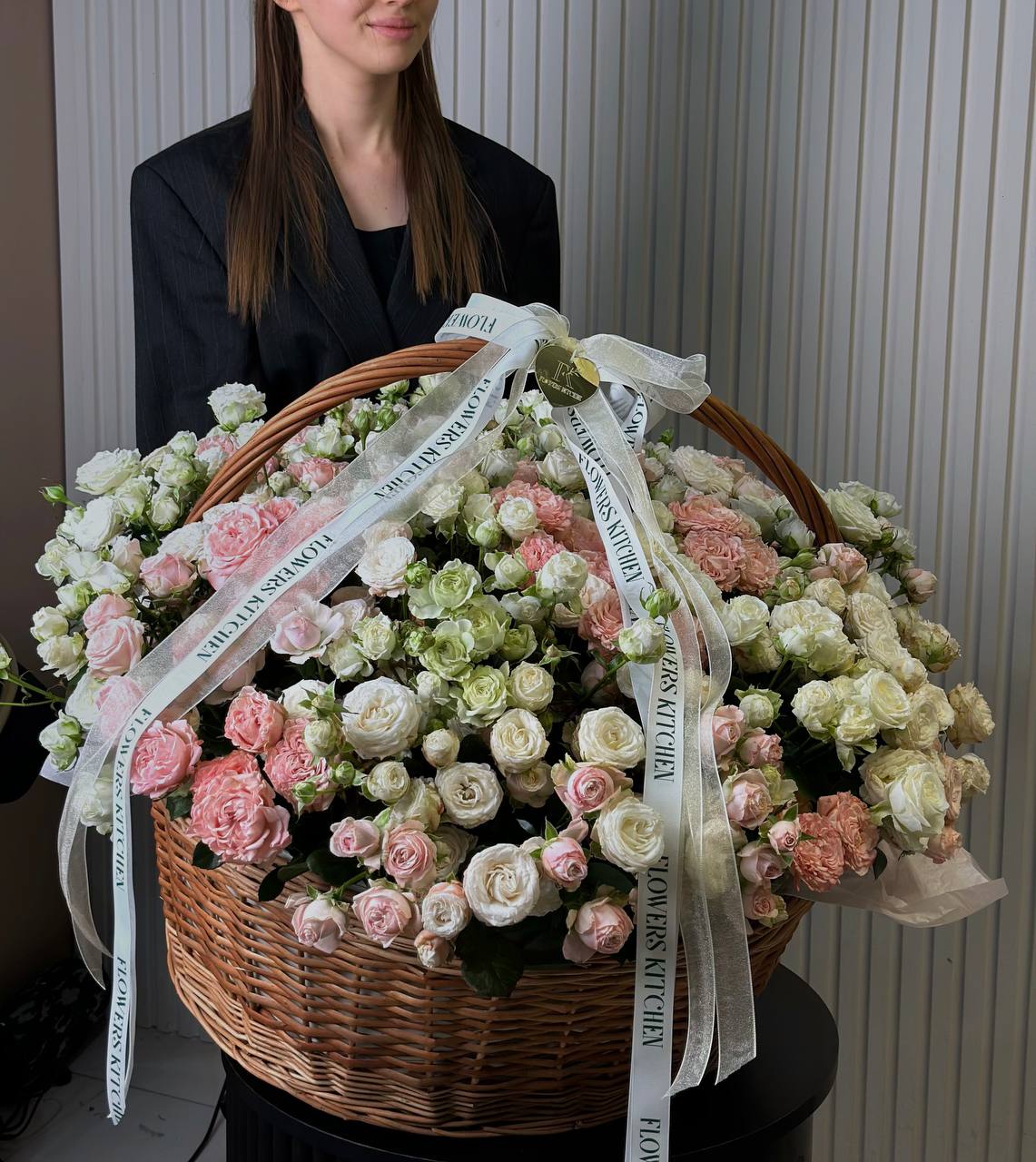 Мікс кущових троянд у корзині