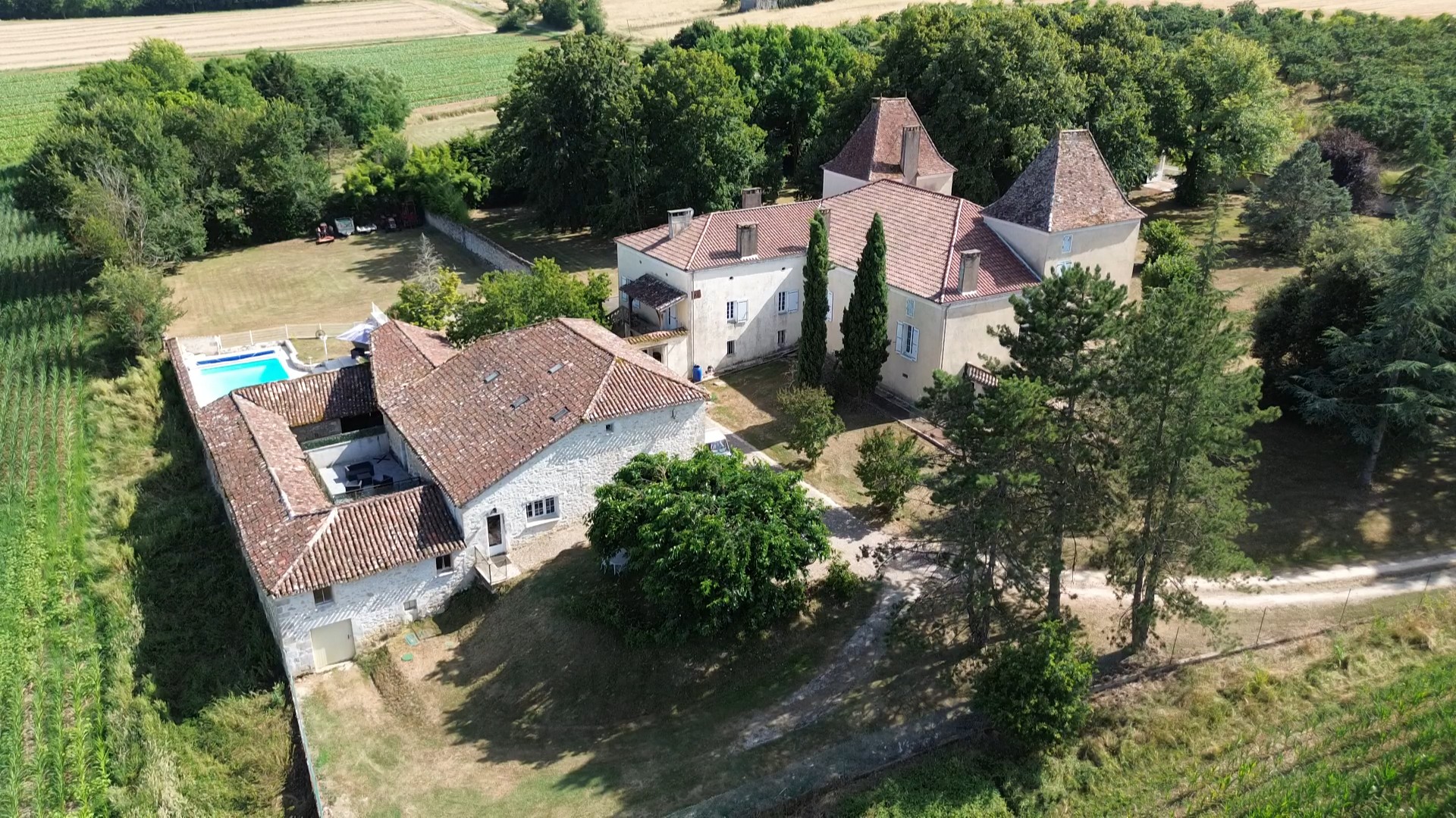 Demeure de charme et ses dépendances rénovées.