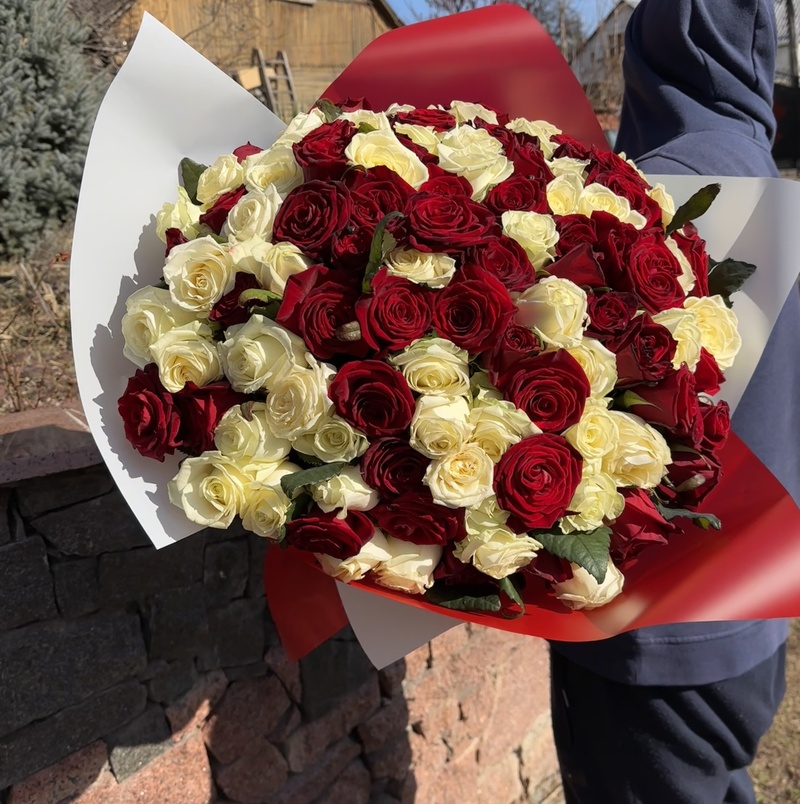 101 червона та біла троянда "Гран Прі "+"Аваланч"