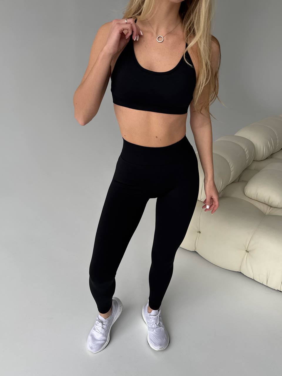 Комплект топ із чашками та легінси із Пуш ап гладкі 02 в чорному кольорі