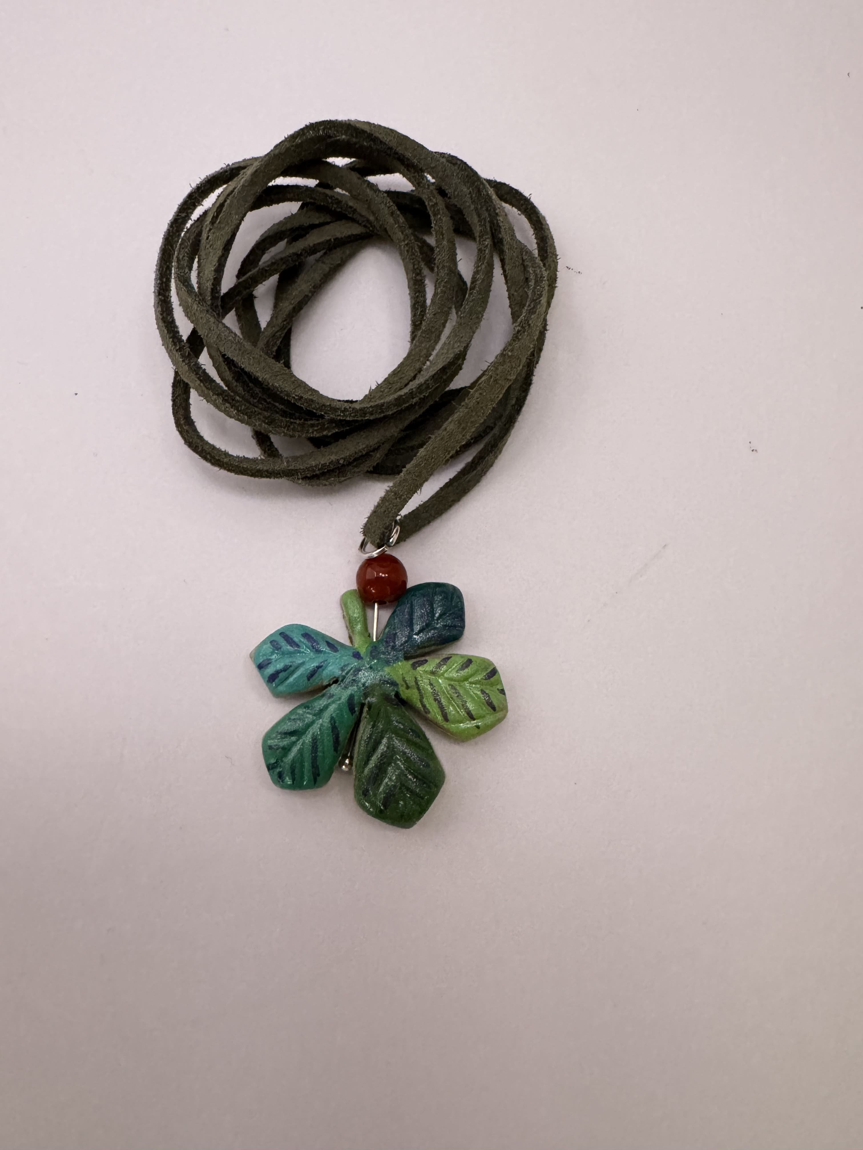 Підвіска на шию з глини листок каштана