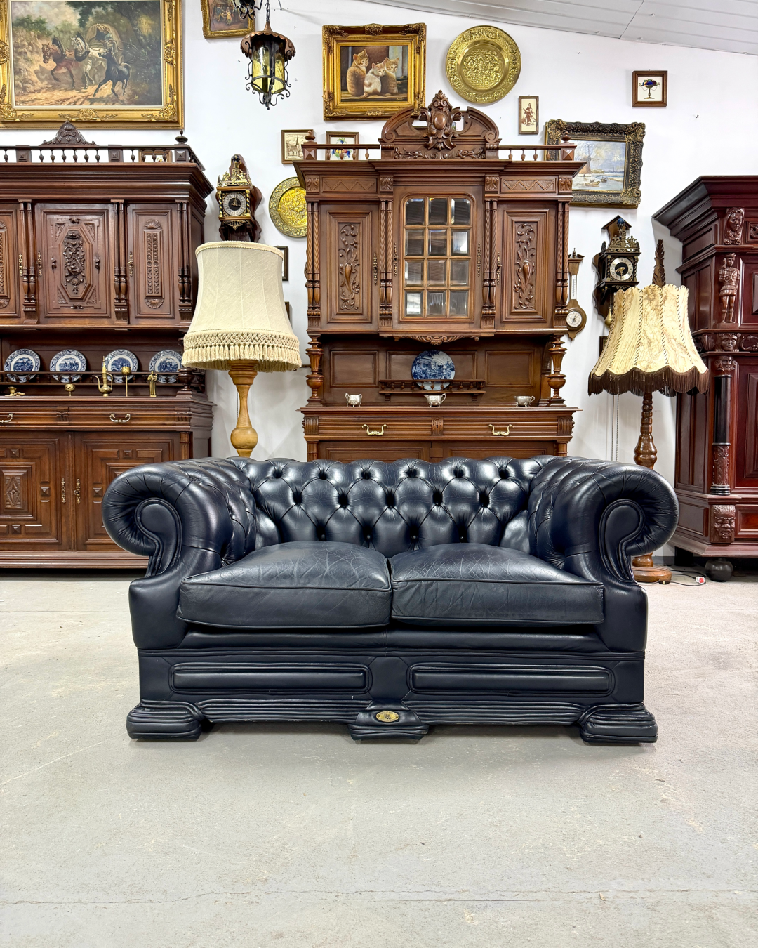 Двомісний диван Честерфілд у темно синьому кольорі