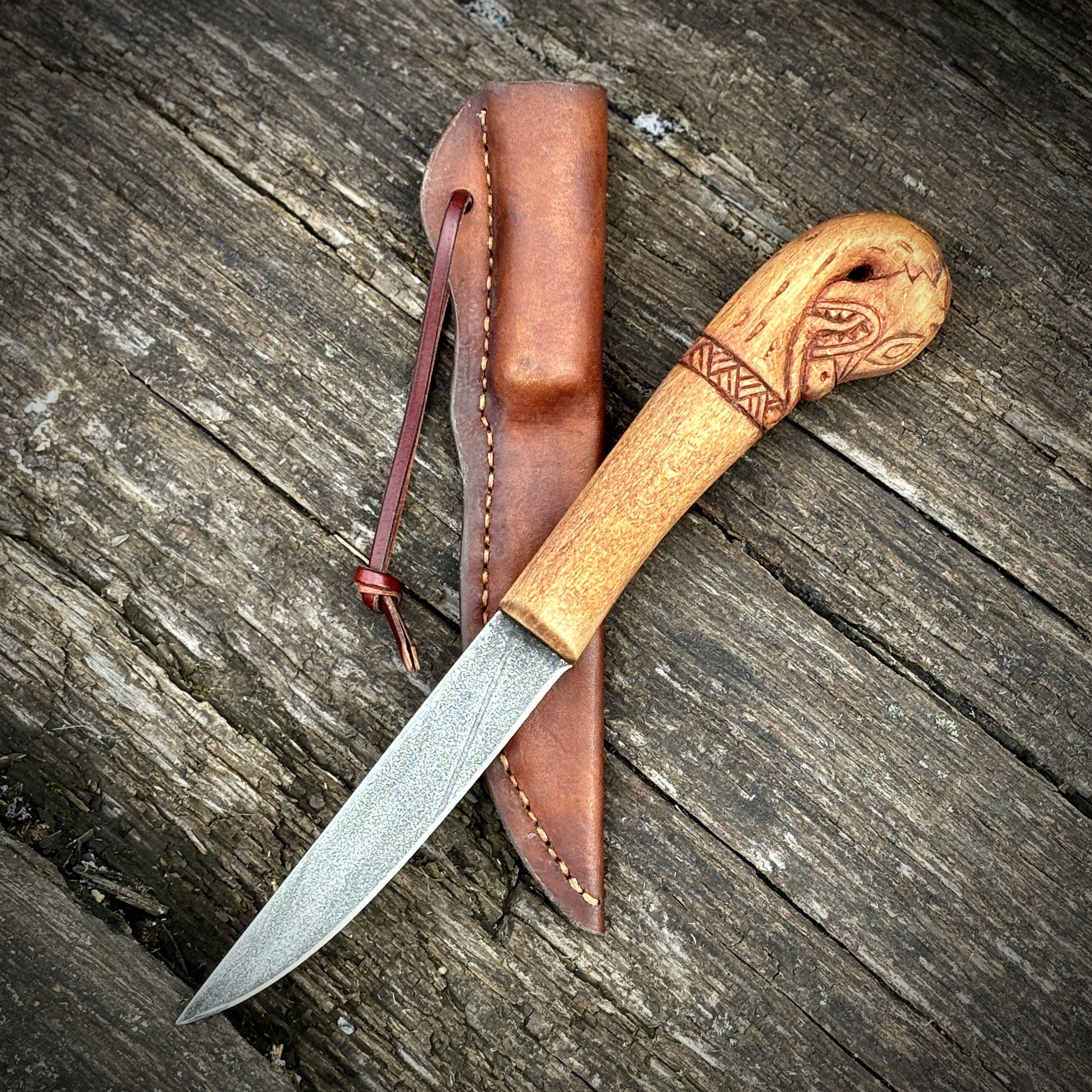 Ніж ручної роботи з різьбленням голови дракона на руків'ї