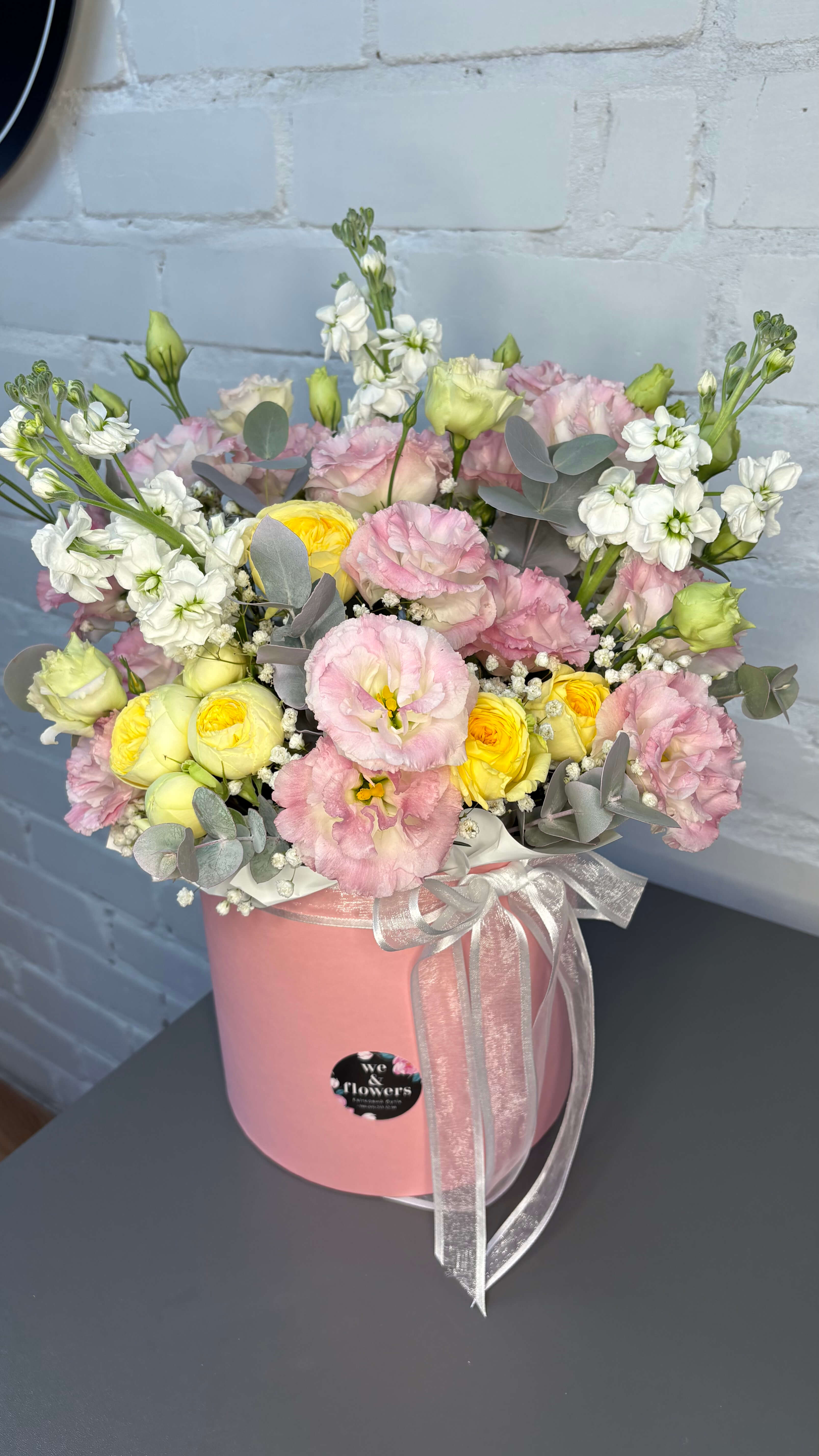 Композиція з рожевою еустомою, трояндами та матіолою