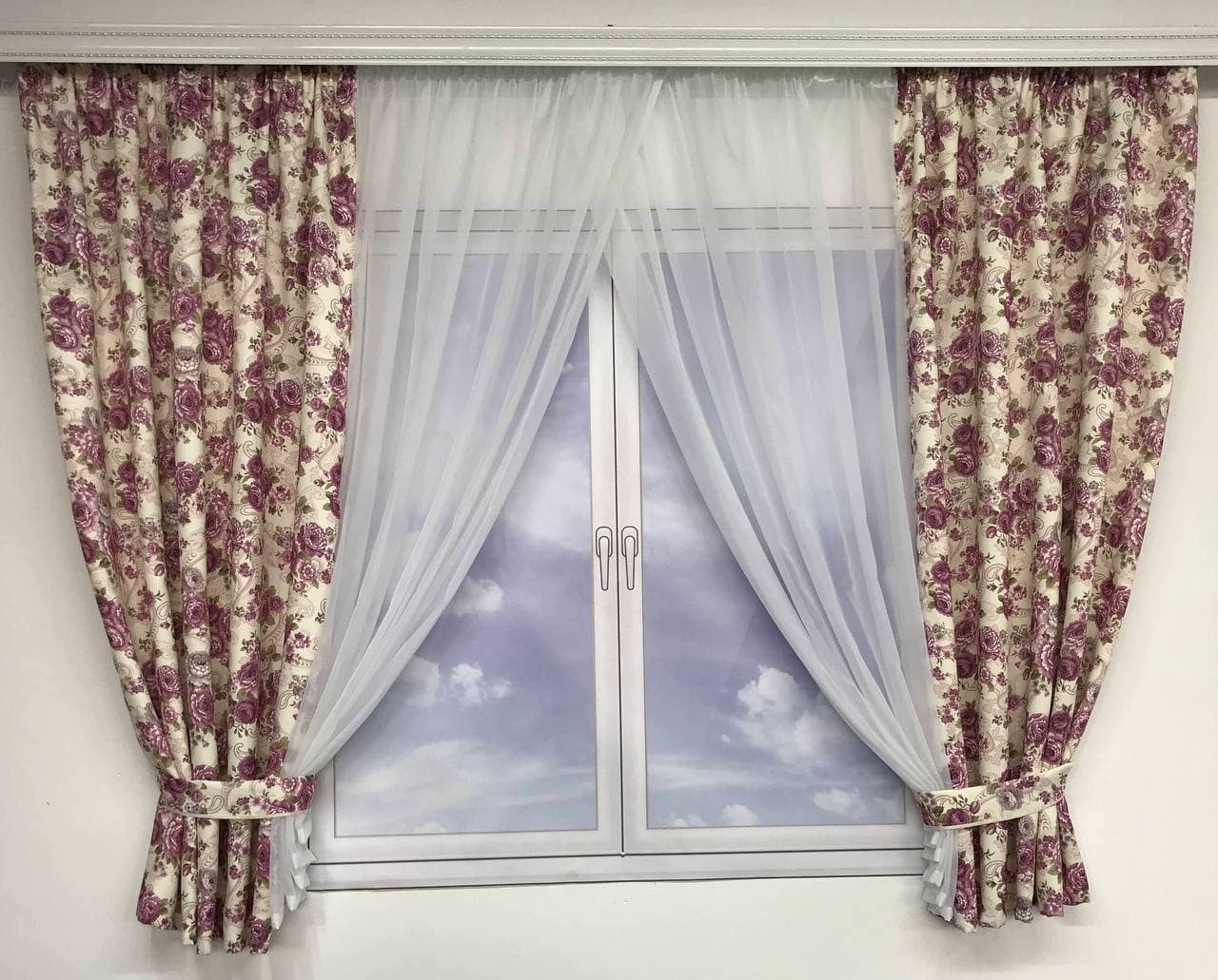 Короткі атласні штори з тюлем з принтом квітів фіолетового кольору на тасьмі