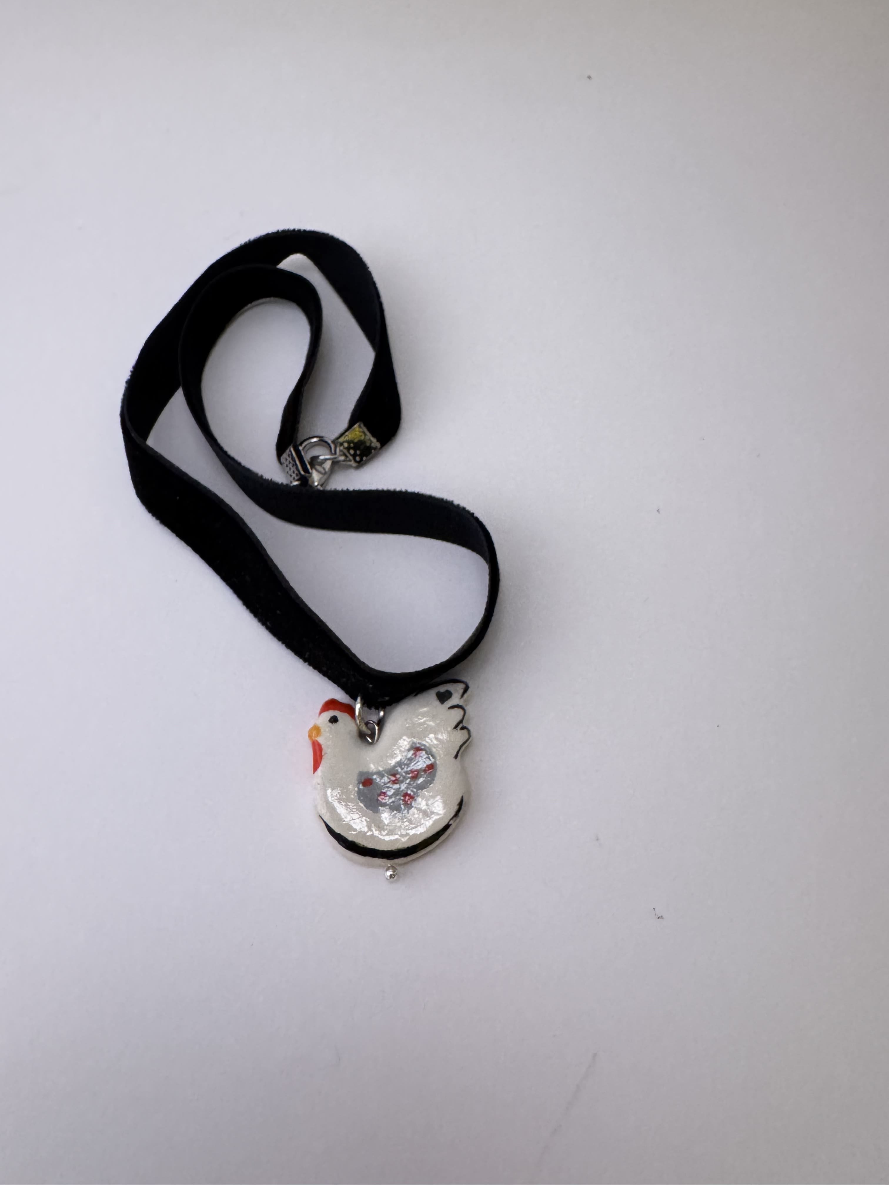 Чорний оксамитовий чокер на шию з глиняною підвіскою курочкою