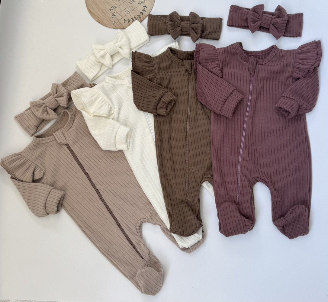 Комплект для новонародженої дівчинки : чоловічок з рюшами + пов’язка на голову