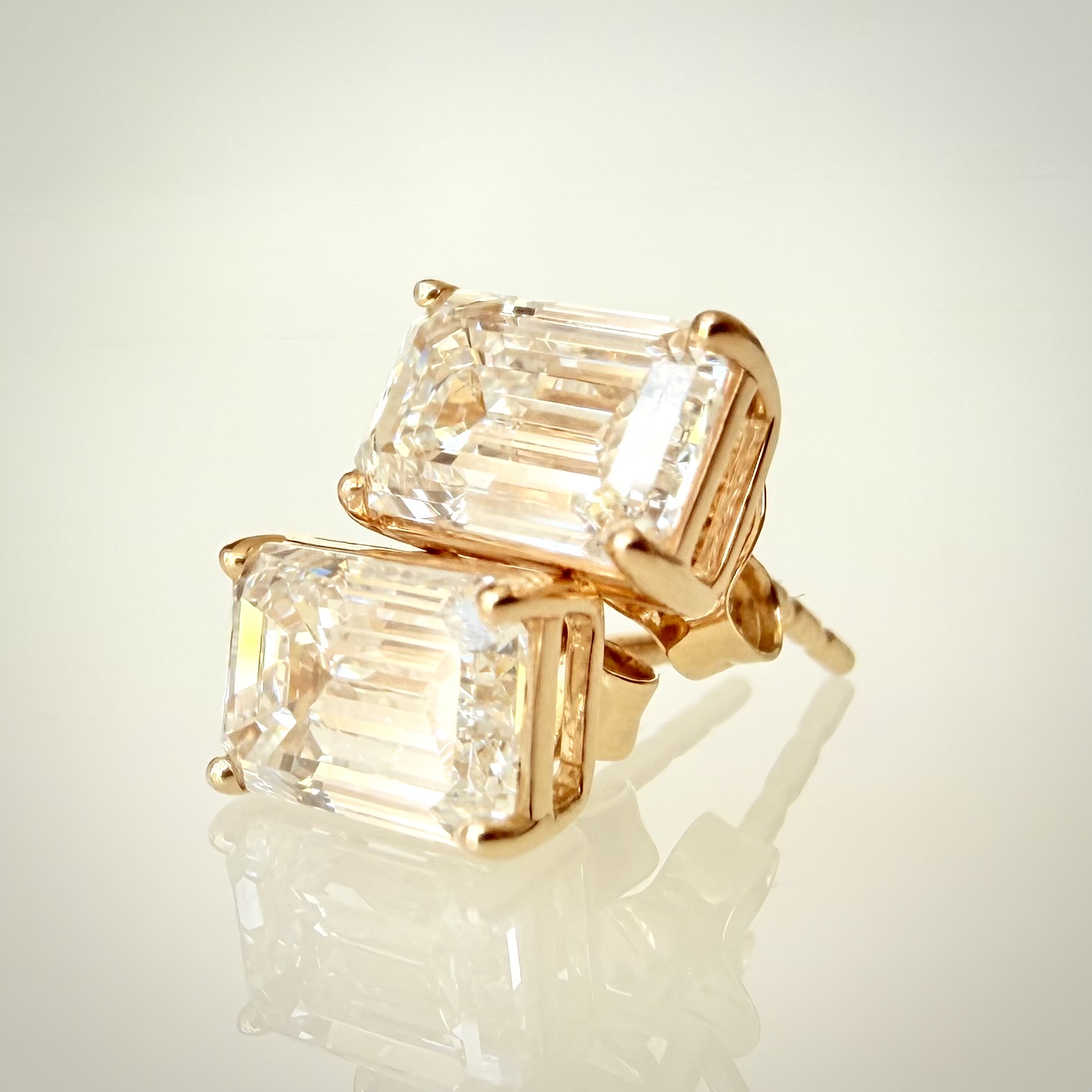 14 kt keltakultaiset smaragdihiotut timanttikorvakorut 2,13 ct – IGI
