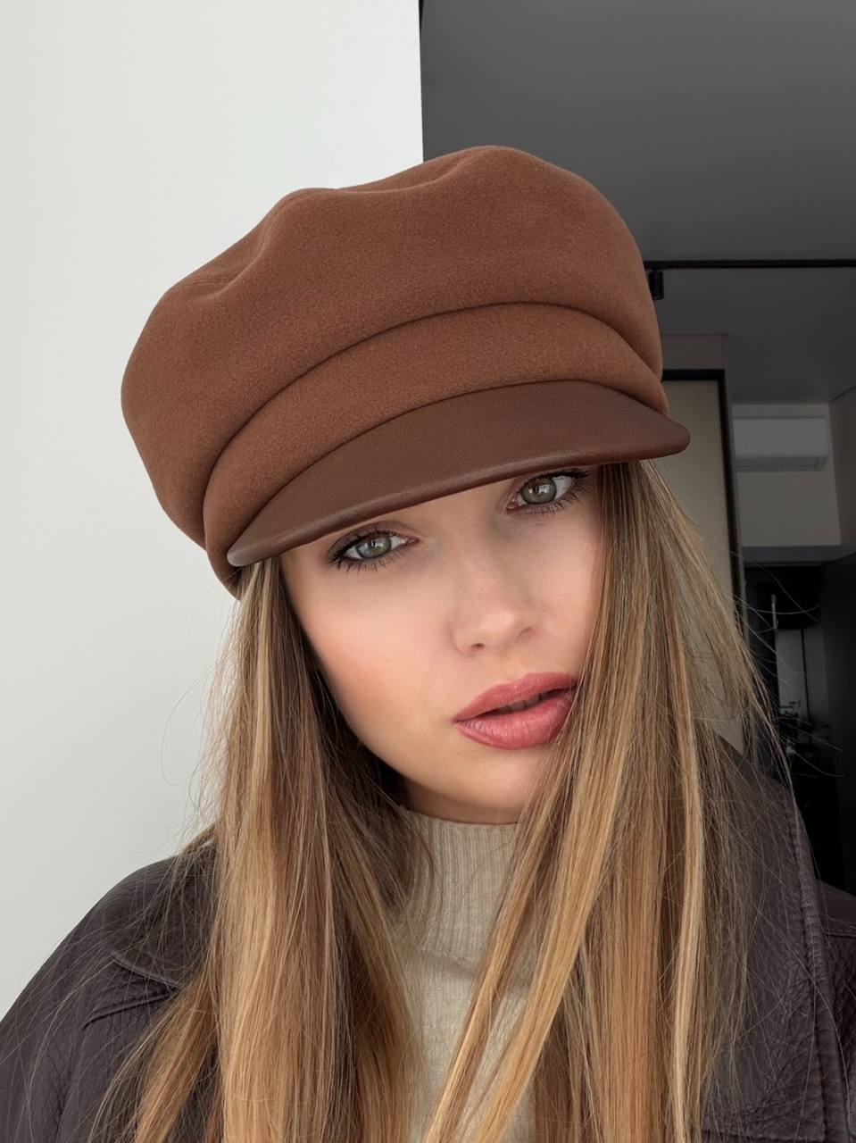 Картуз з вовни з шкіряним козирком коричневий