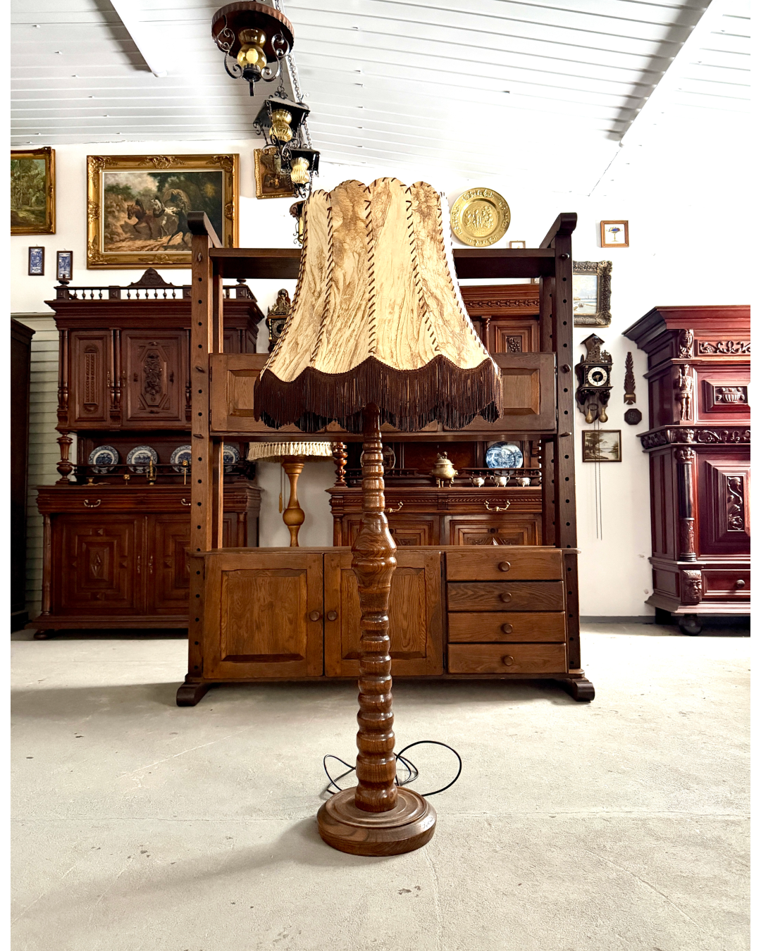 Підлоговий дубовий торшер зі шкіряним абажуром