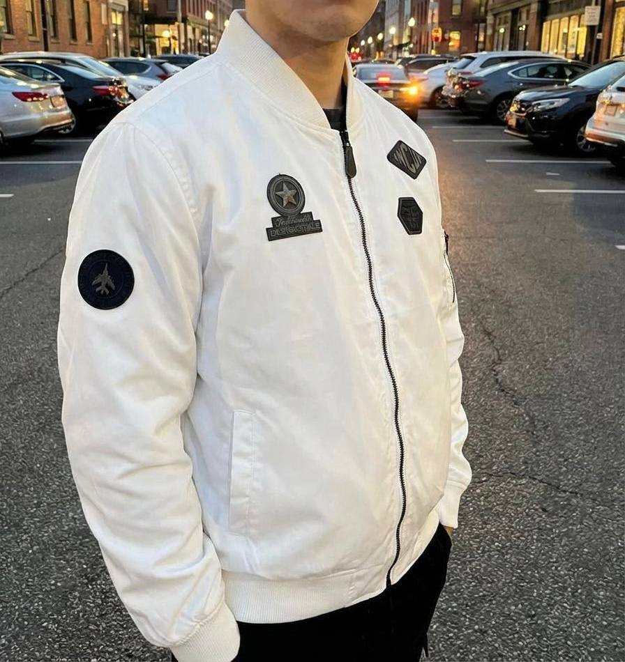 Чоловіча вітрівка-бомбер білого кольору