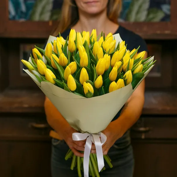 Букет з 51 жовтого тюльпана
