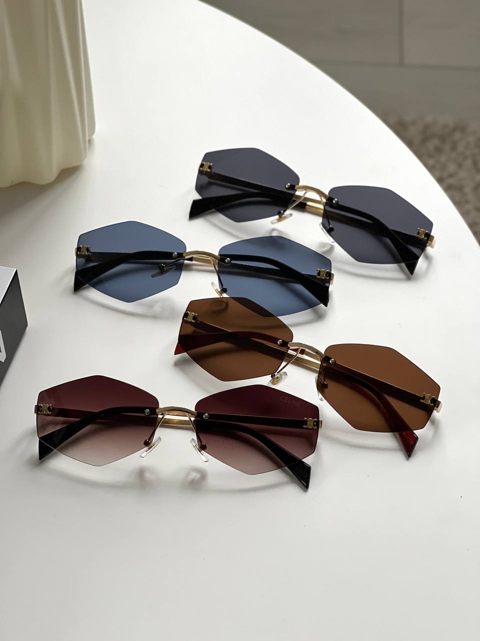 Женские очки CELINE  в форме Hexagonal  — изысканный аксессуар для стильных и уверенных в себе женщин.