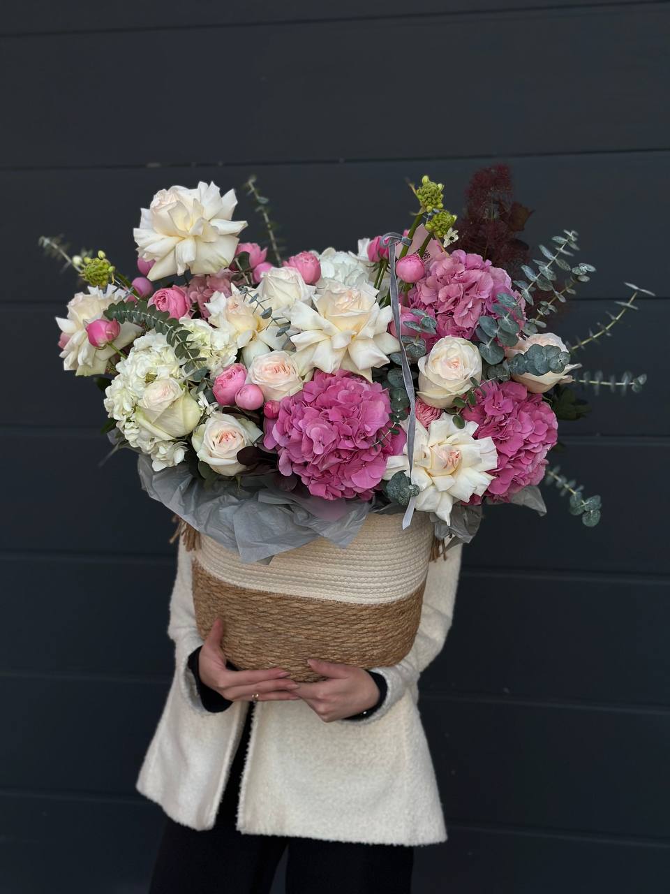Гармоніний мікс із гортензій, ароматної троянди та цікавих додатків